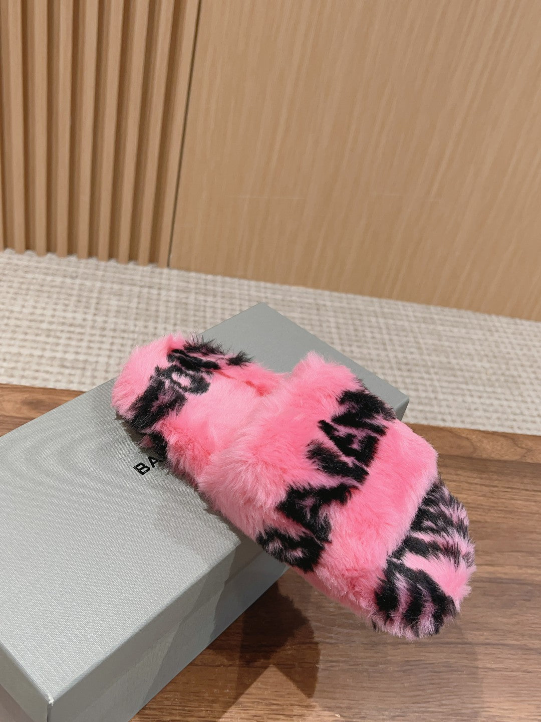 Balanciaga LAMB WOOL SLIPPER PINK AND BLACK