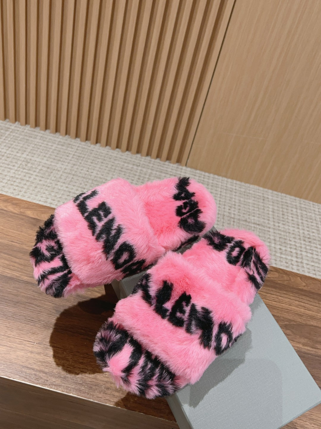 Balanciaga LAMB WOOL SLIPPER PINK AND BLACK