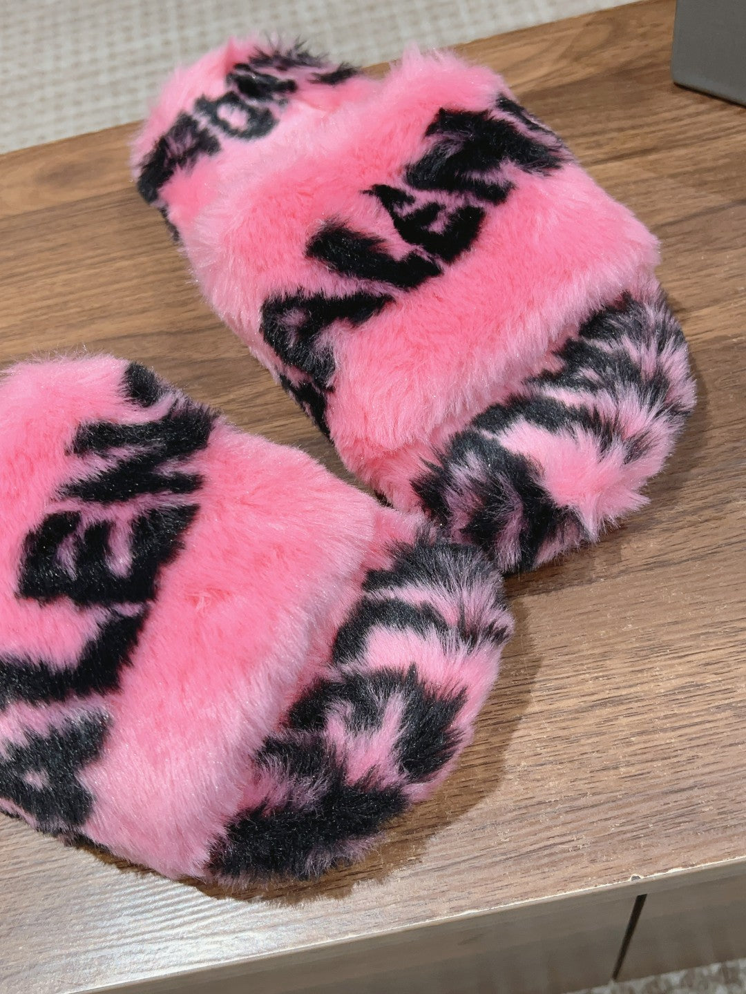 Balanciaga LAMB WOOL SLIPPER PINK AND BLACK