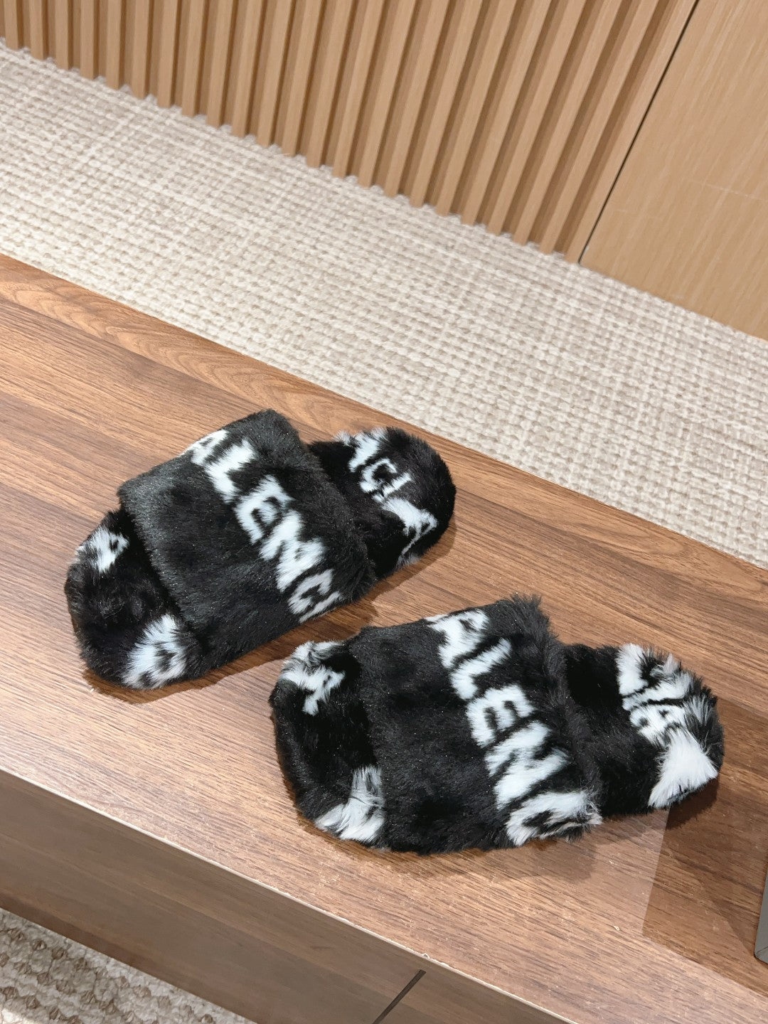 Balanciaga LAMB WOOL SLIPPER BLACK AND WHITE