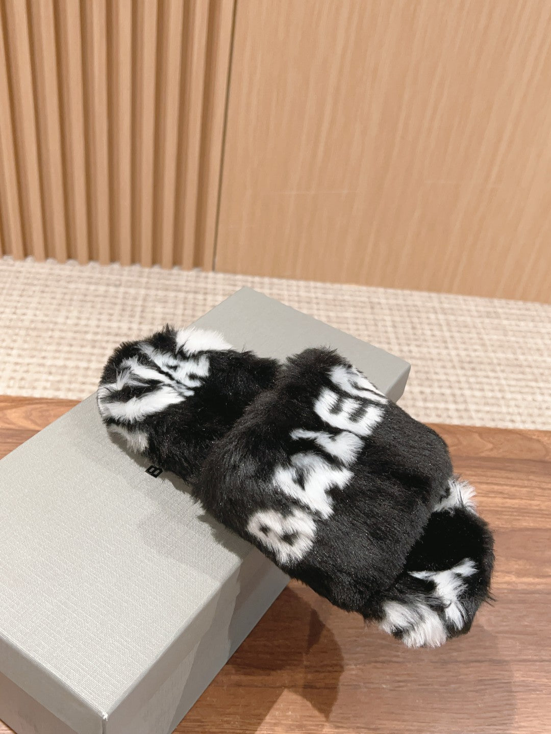 Balanciaga LAMB WOOL SLIPPER BLACK AND WHITE