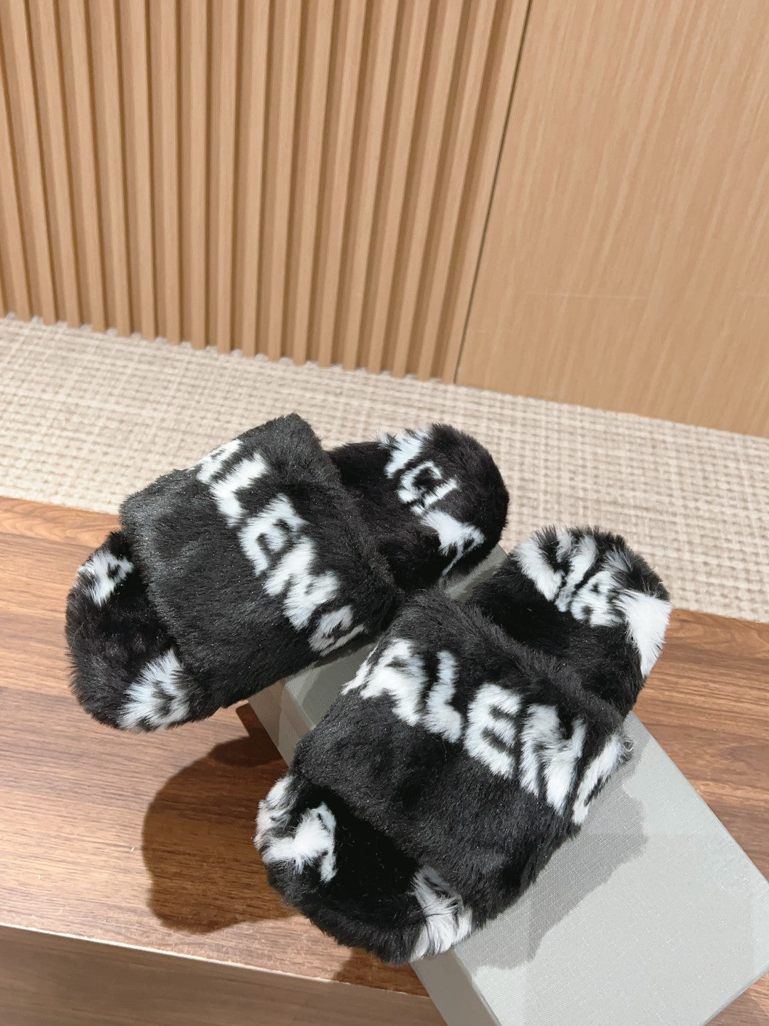 Balanciaga LAMB WOOL SLIPPER BLACK AND WHITE