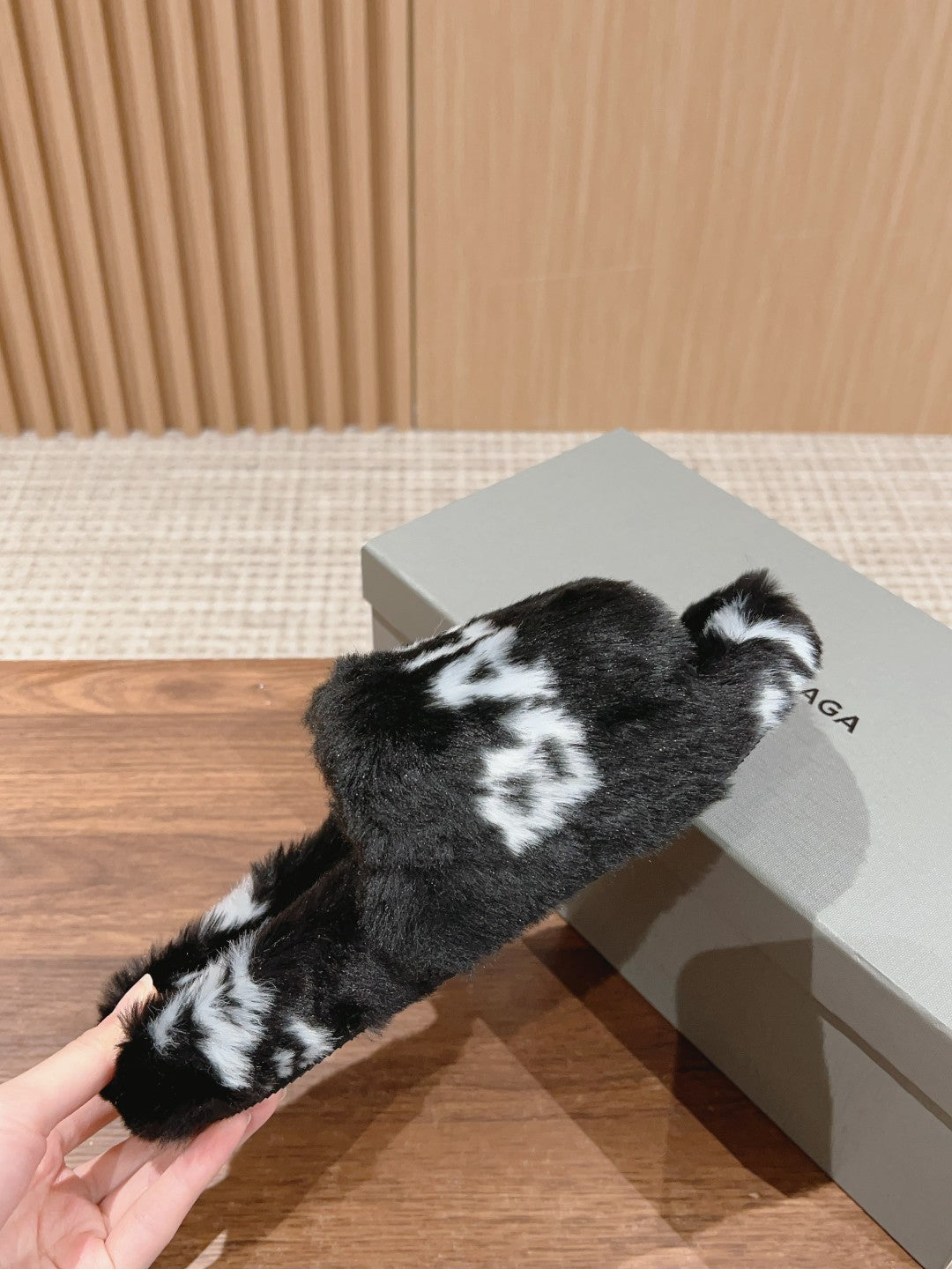 Balanciaga LAMB WOOL SLIPPER BLACK AND WHITE