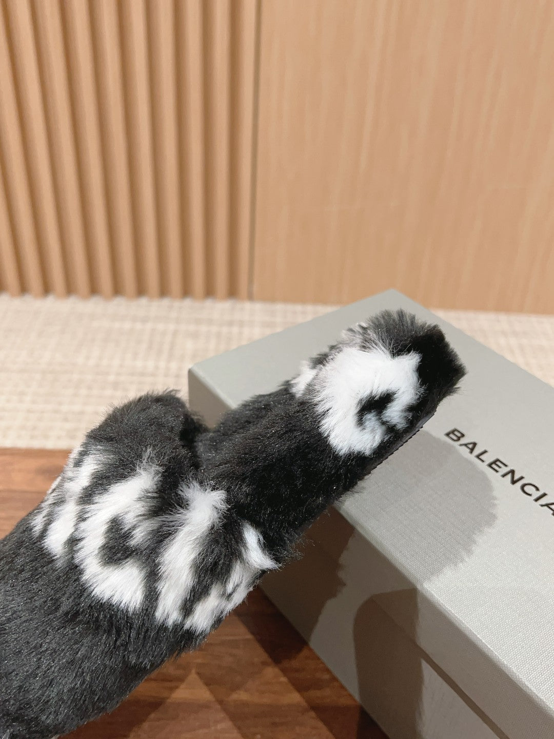 Balanciaga LAMB WOOL SLIPPER BLACK AND WHITE