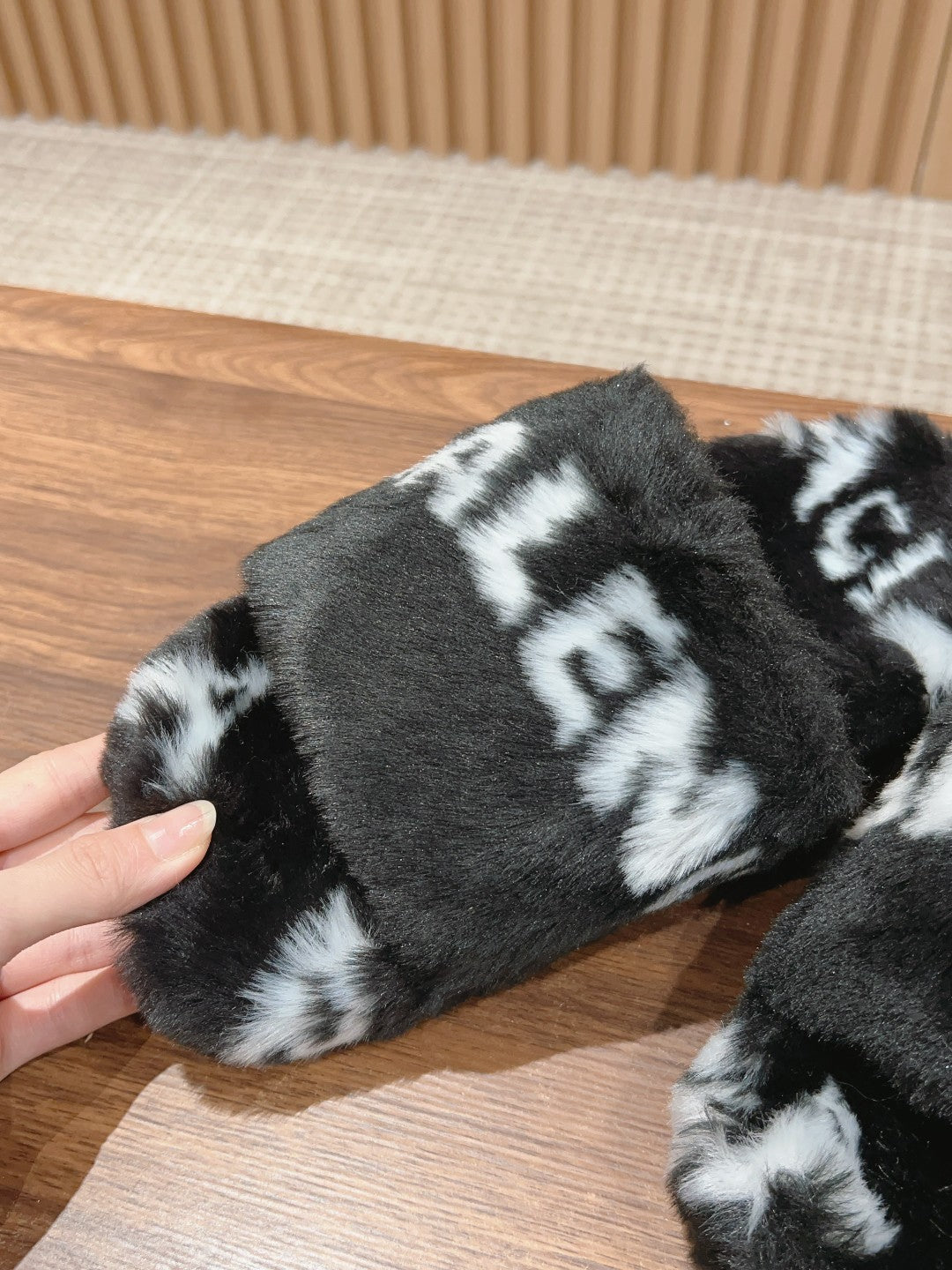 Balanciaga LAMB WOOL SLIPPER BLACK AND WHITE