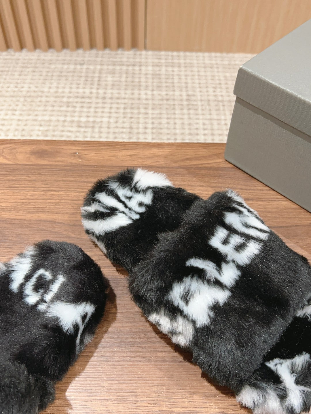 Balanciaga LAMB WOOL SLIPPER BLACK AND WHITE