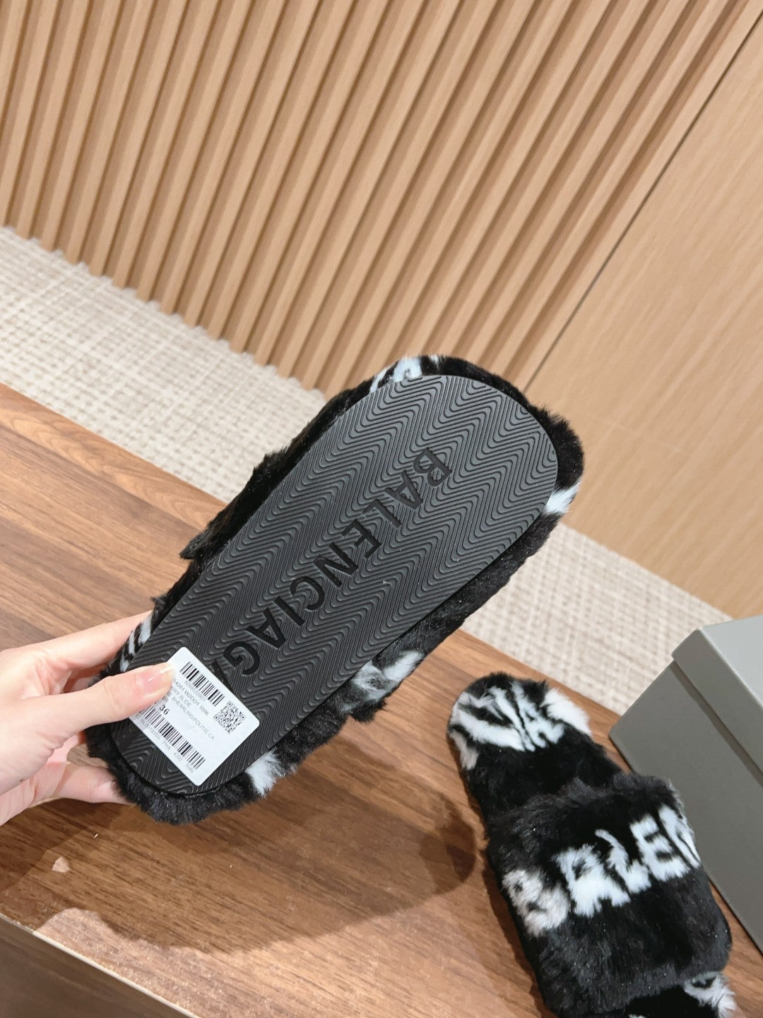 Balanciaga LAMB WOOL SLIPPER BLACK AND WHITE