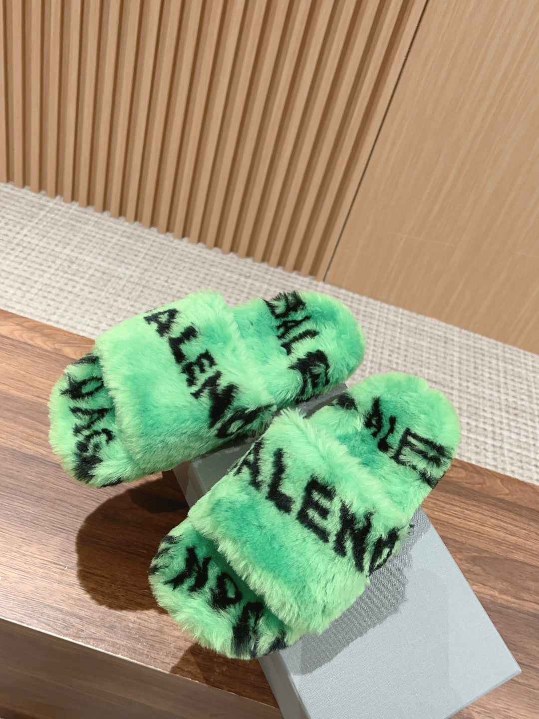 Balanciaga LAMB WOOL SLIPPER GREEN AND BLACK