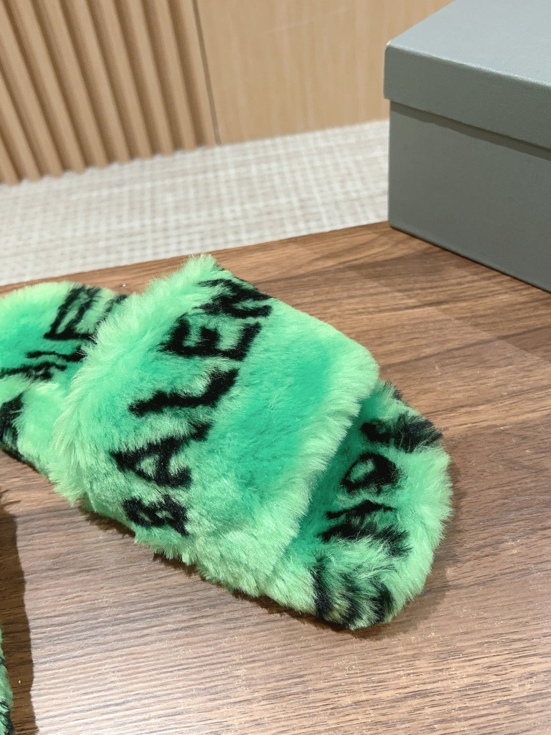 Balanciaga LAMB WOOL SLIPPER GREEN AND BLACK