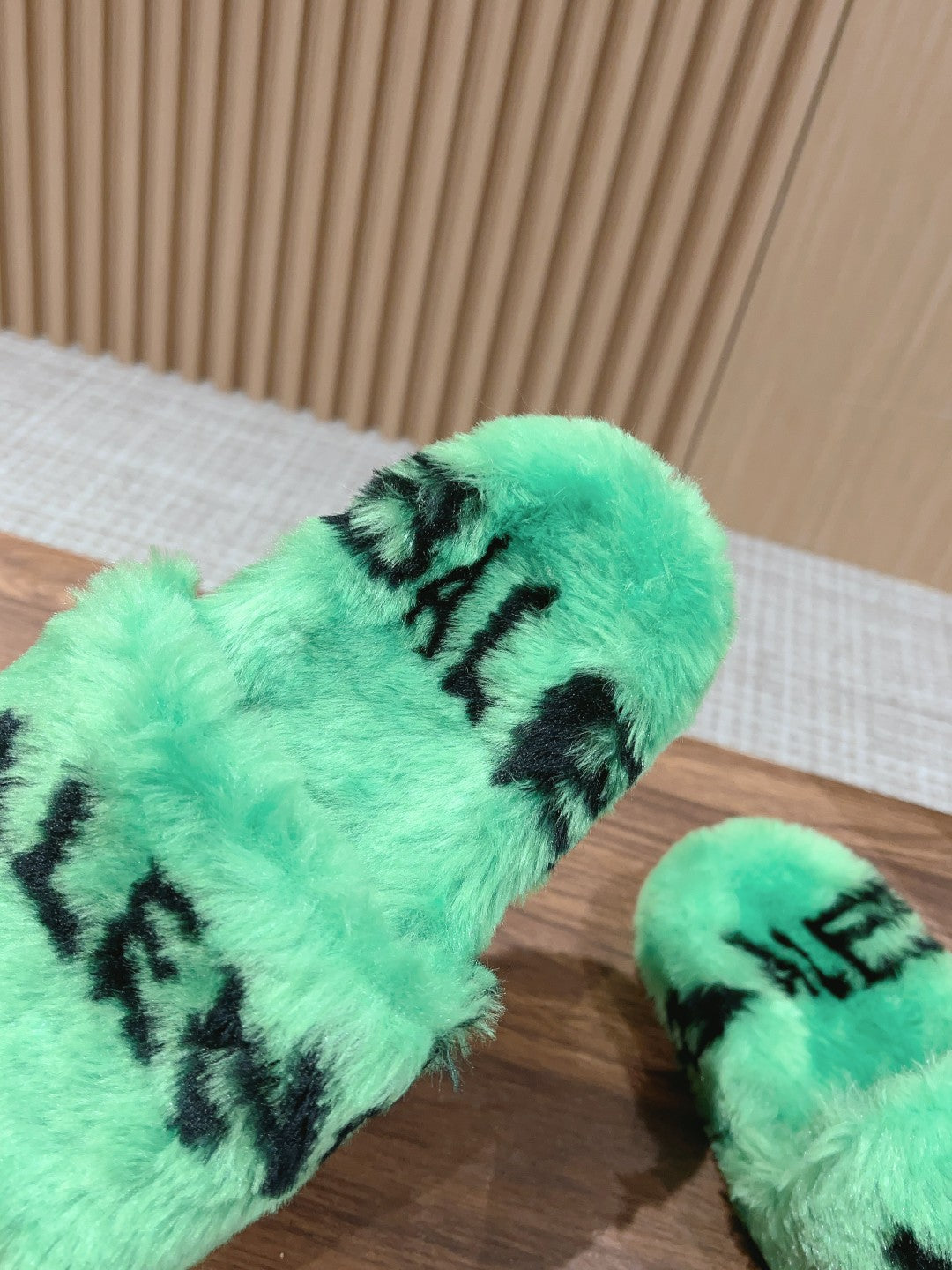 Balanciaga LAMB WOOL SLIPPER GREEN AND BLACK
