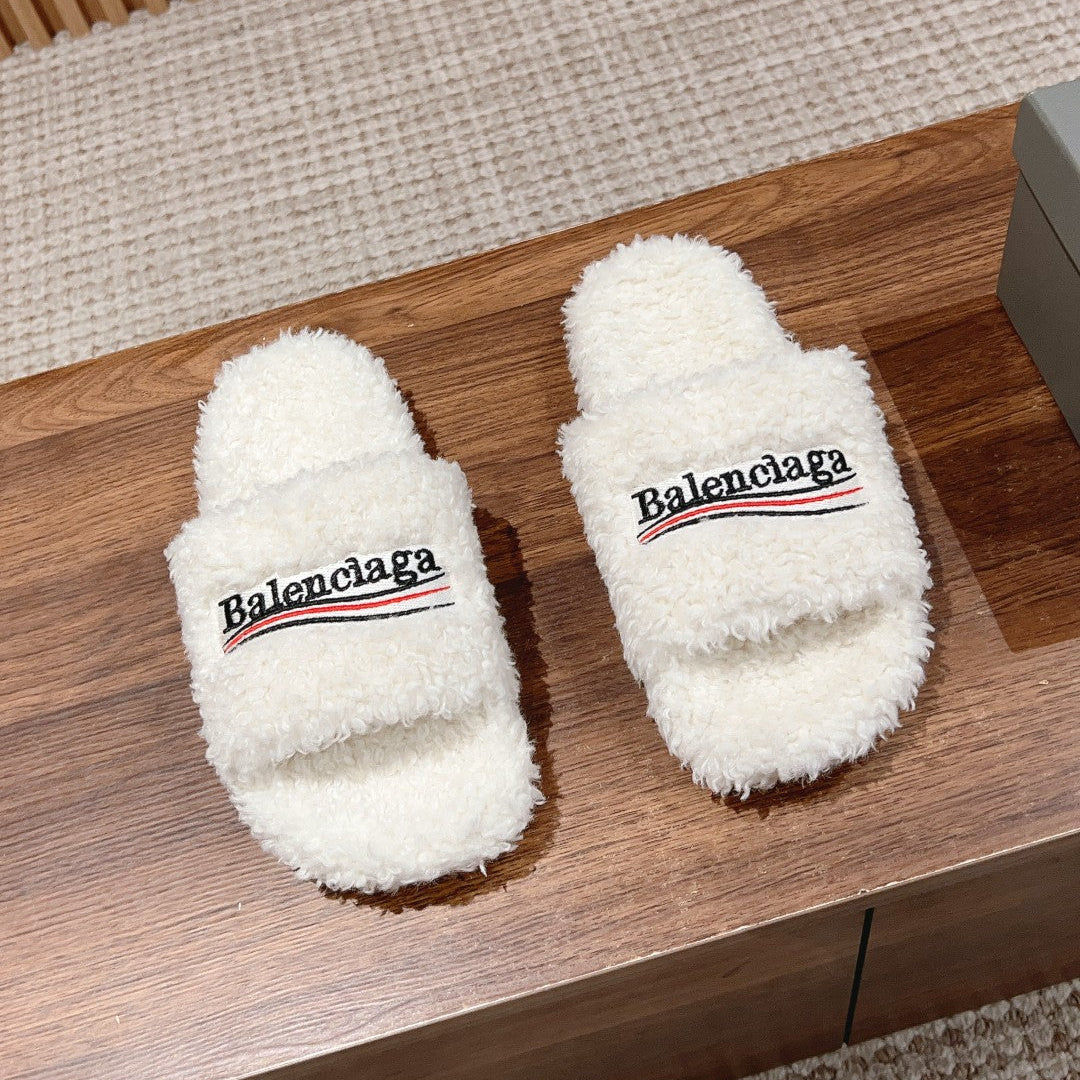 Balanciaga FURRY SLIDES IN WHITE CURLY SHEARLING