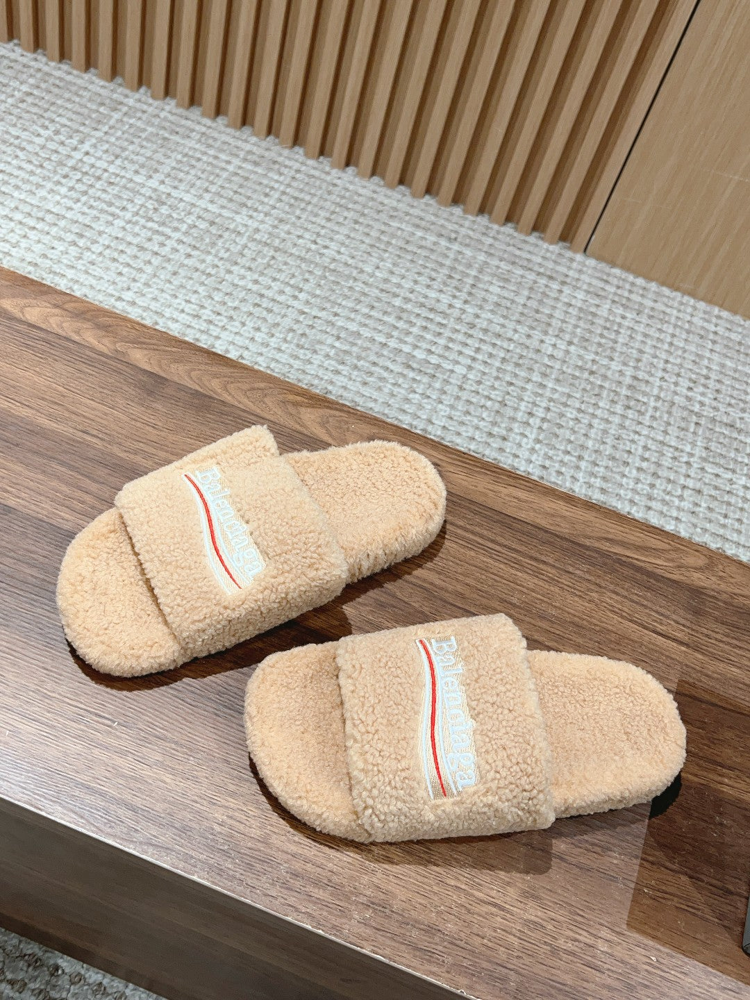 Balanciaga FURRY SLIDES IN BEIGE CURLY SHEARLING