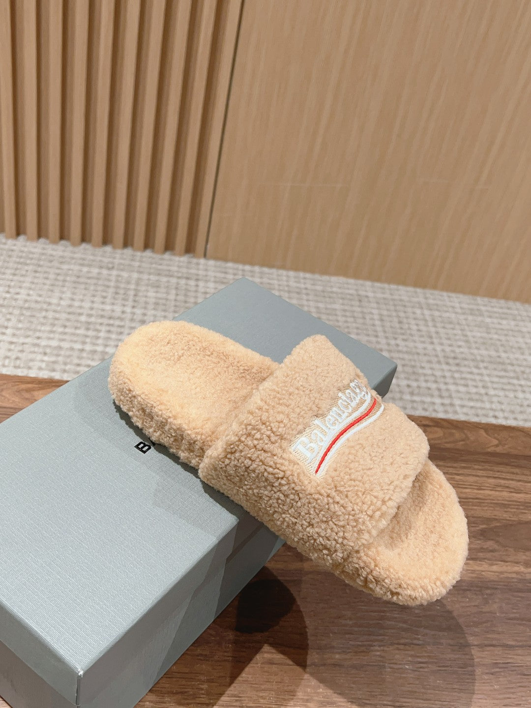 Balanciaga FURRY SLIDES IN BEIGE CURLY SHEARLING