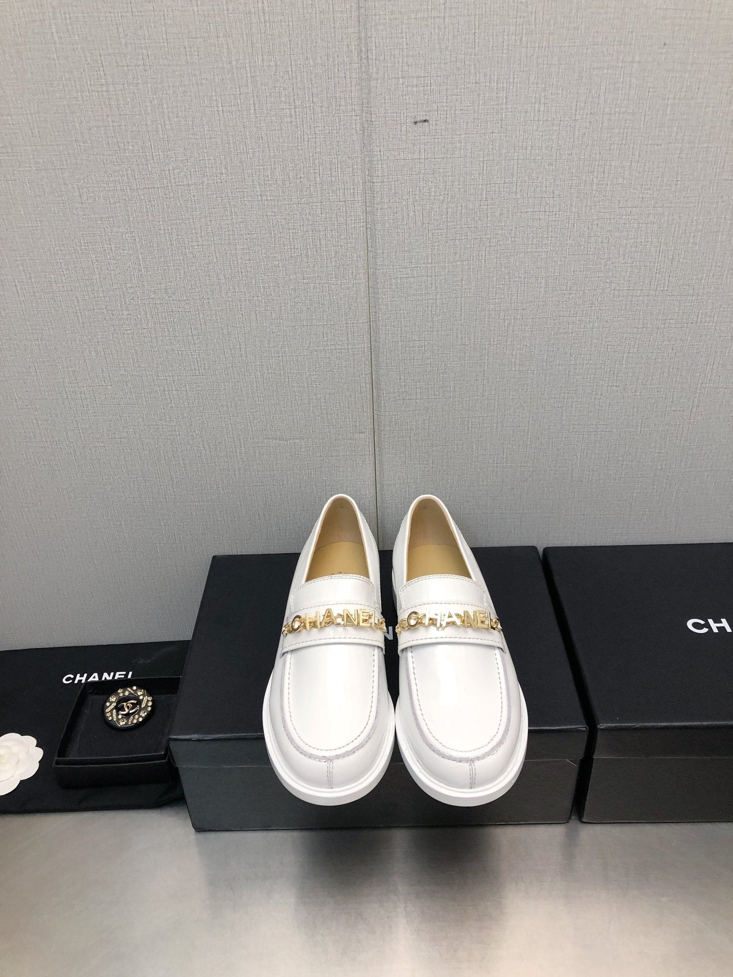 CHANEL 25C Loafer White Glossy Calf Leather 212976