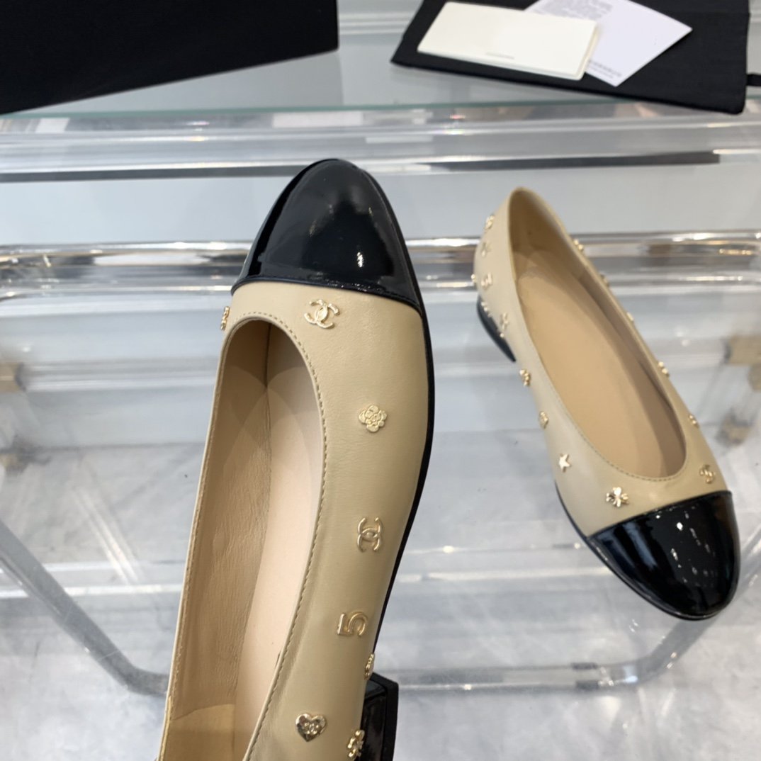 CHANEL ballet flat beige black lamskin with multi logo