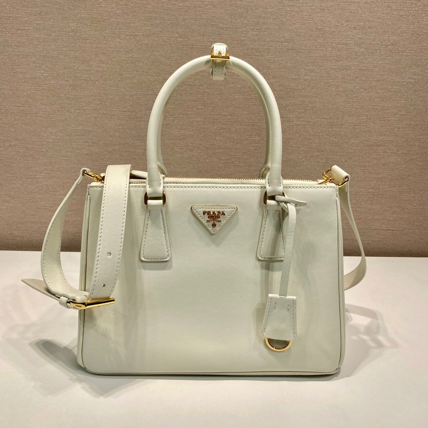 PRADA MEDIUM GALLERIA BAG 28 IN WHITE SMOOTH CALFSKIN GOLD HARDWARE