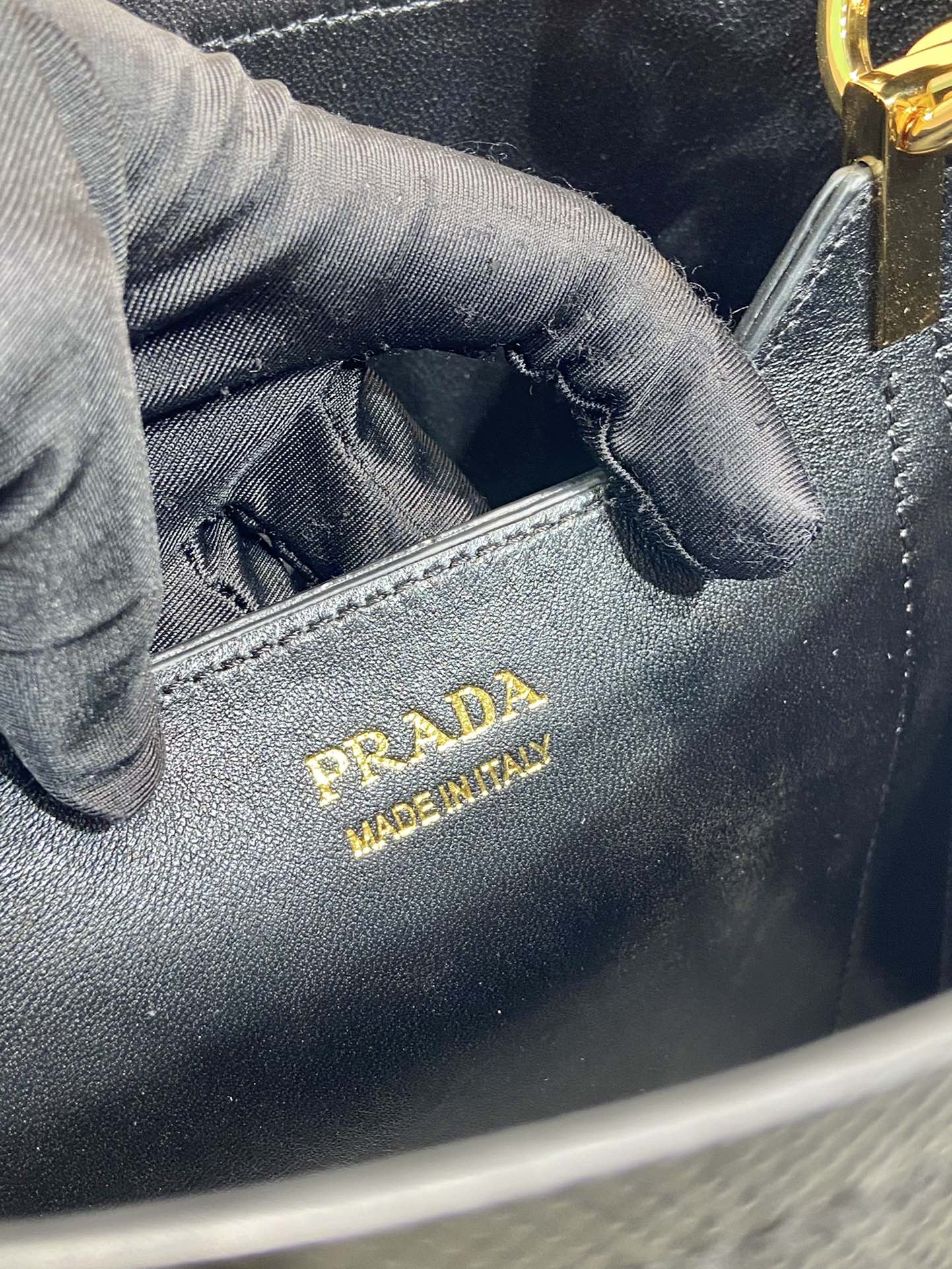 PRADA BUCKET BAG 23 IN BLACK SAFFIANO LEATHER