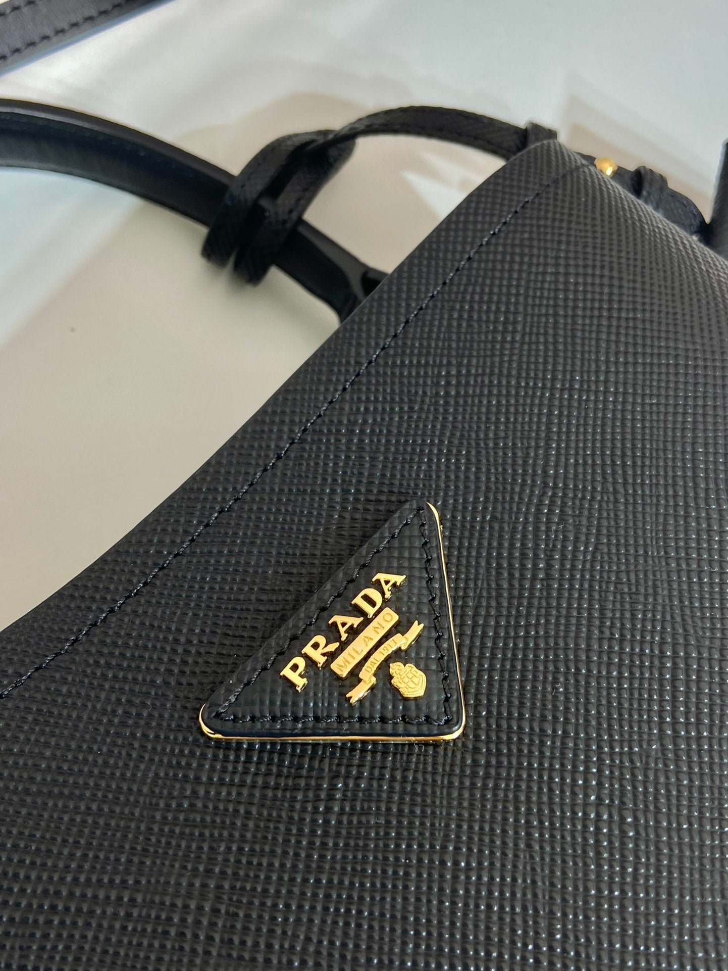 PRADA BUCKET BAG 23 IN BLACK SAFFIANO LEATHER