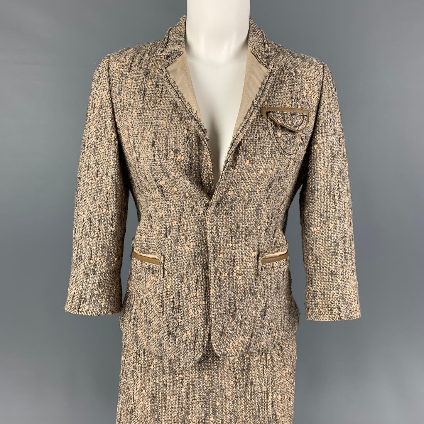 PRADA Size 4 Light Gray Beige Textured Single Button Skirt Suit