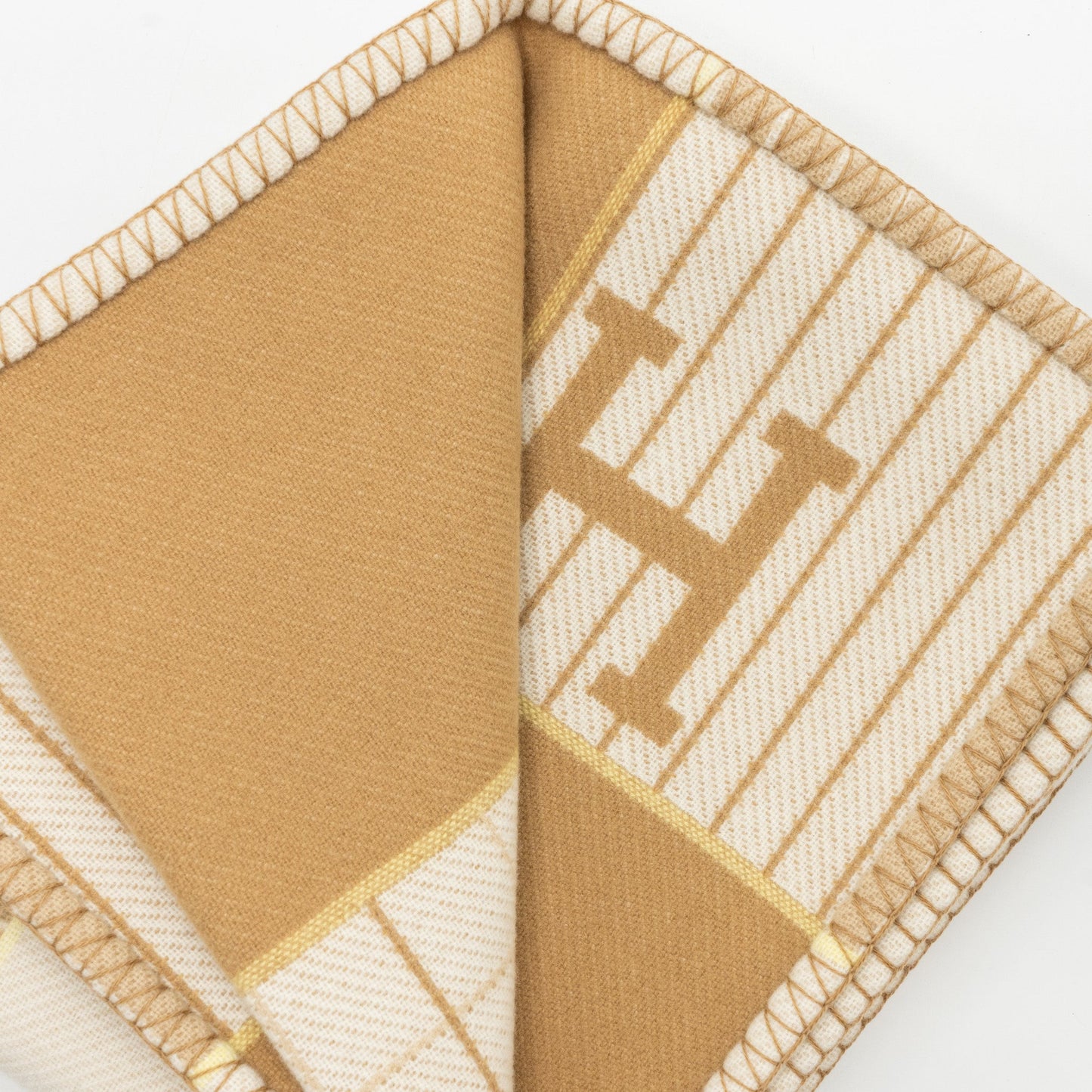 Hermes 100x140 Avalon Cabriole Blanket Biscuit