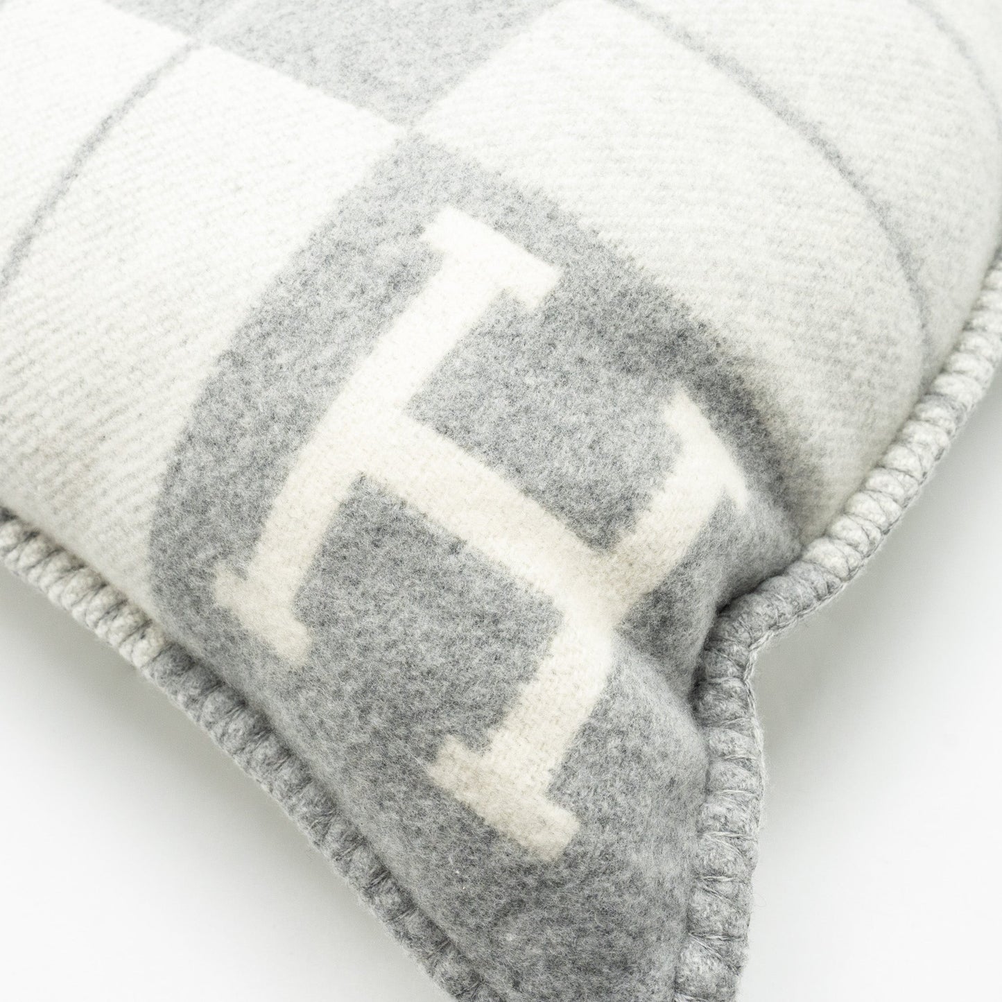 Hermes Avalon III Pillow Ecru Gris Clair