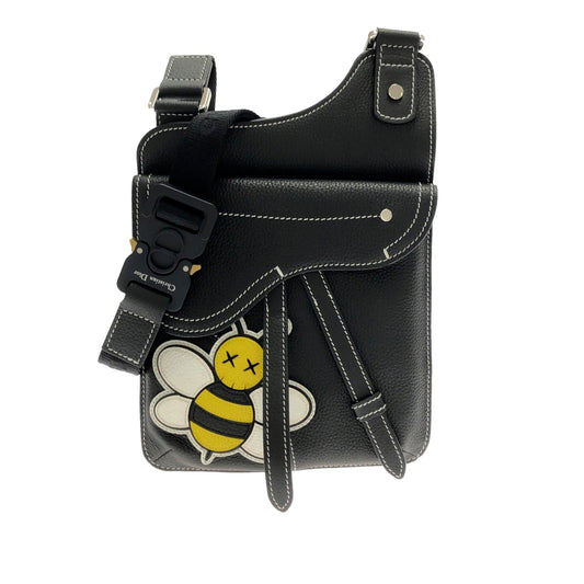 Dior x Kaws Bee Saddle Pouch (SHG-1eITRr)