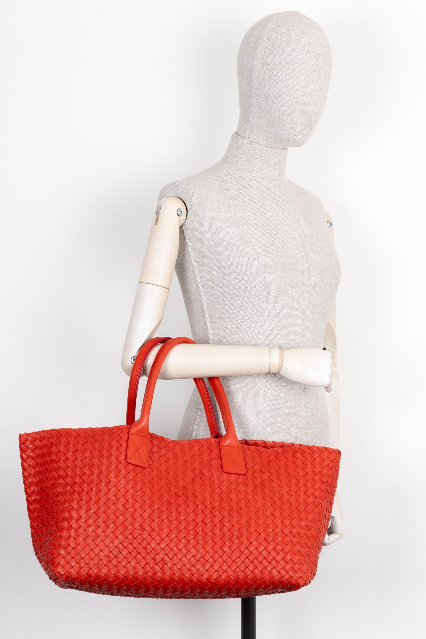 BOTTEGA VENETA Medium Cabat Tote Intrecciato Red
