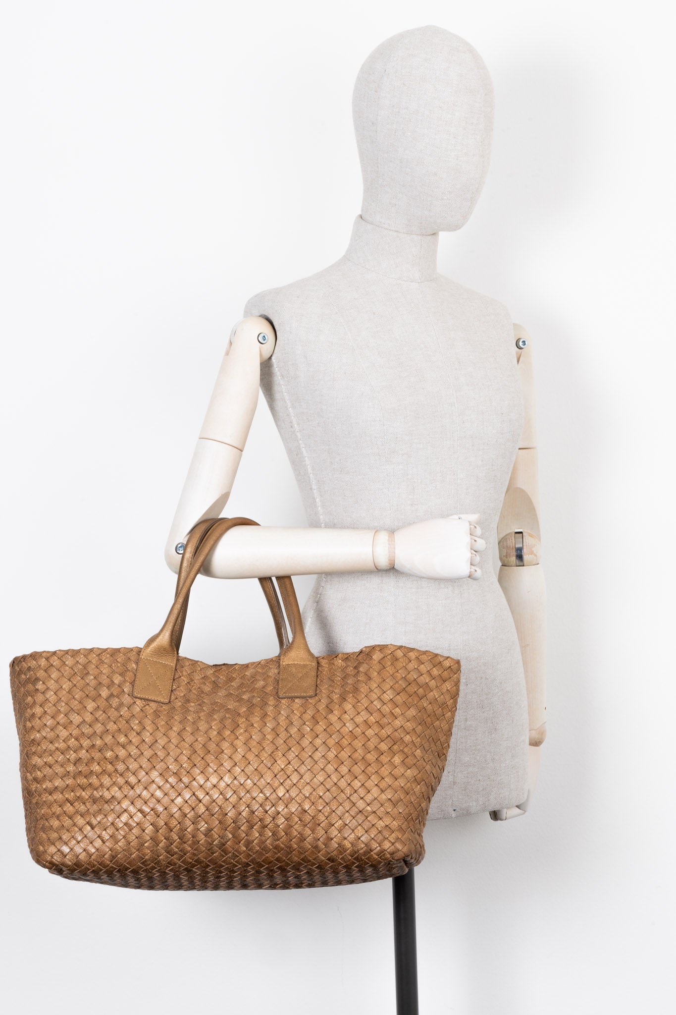 BOTTEGA VENETA Medium Cabat Tote Intrecciato Gold