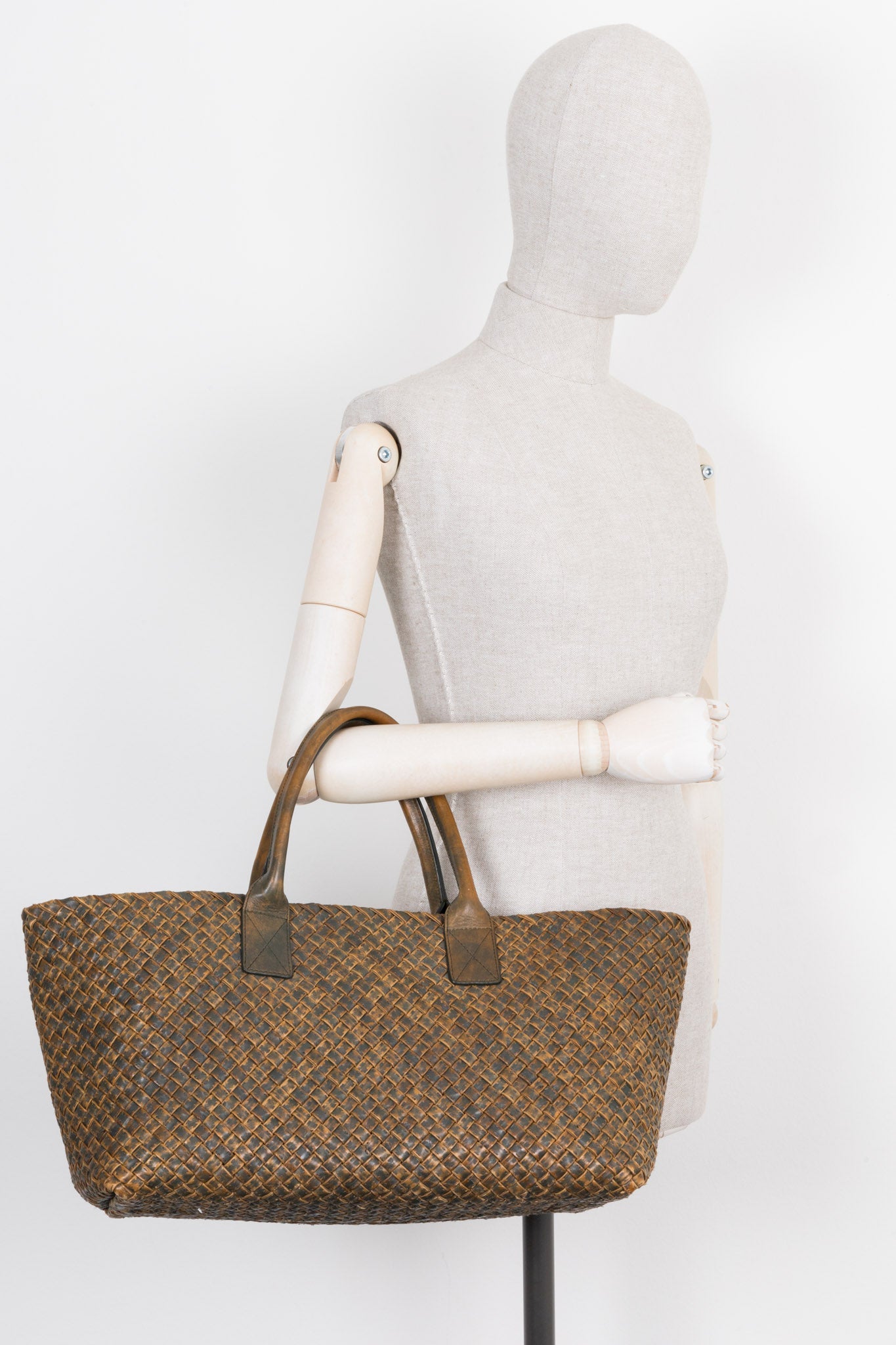 BOTTEGA VENETA Medium Cabat Tote Intrecciato Vintage Effect Brown