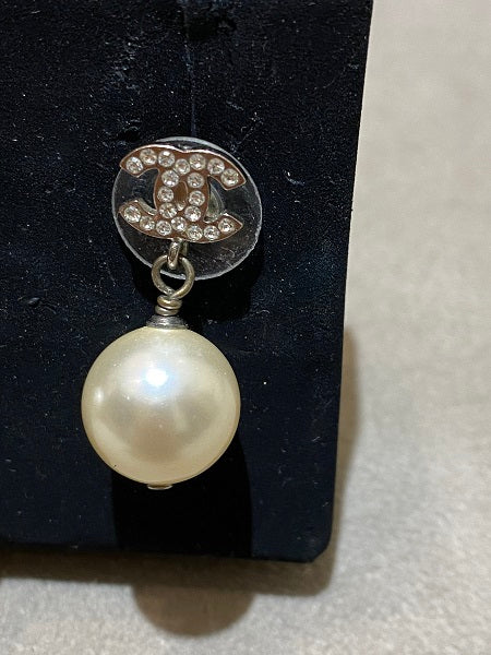 Chanel Silver CC with Drop Pearl Earrings