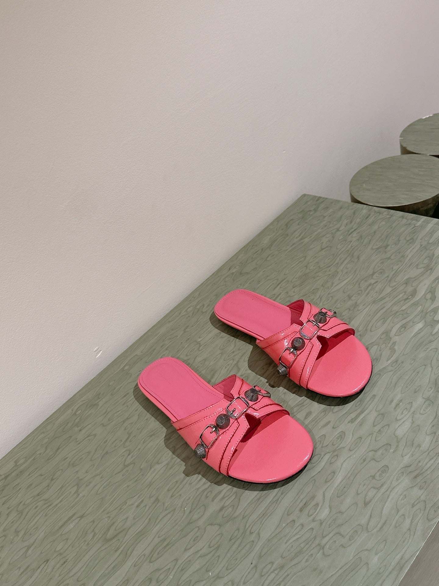 Balanciaga CAGOLE FLAT SANDALS IN ROMAN PINK WAX-OIL SHEEPSKIN