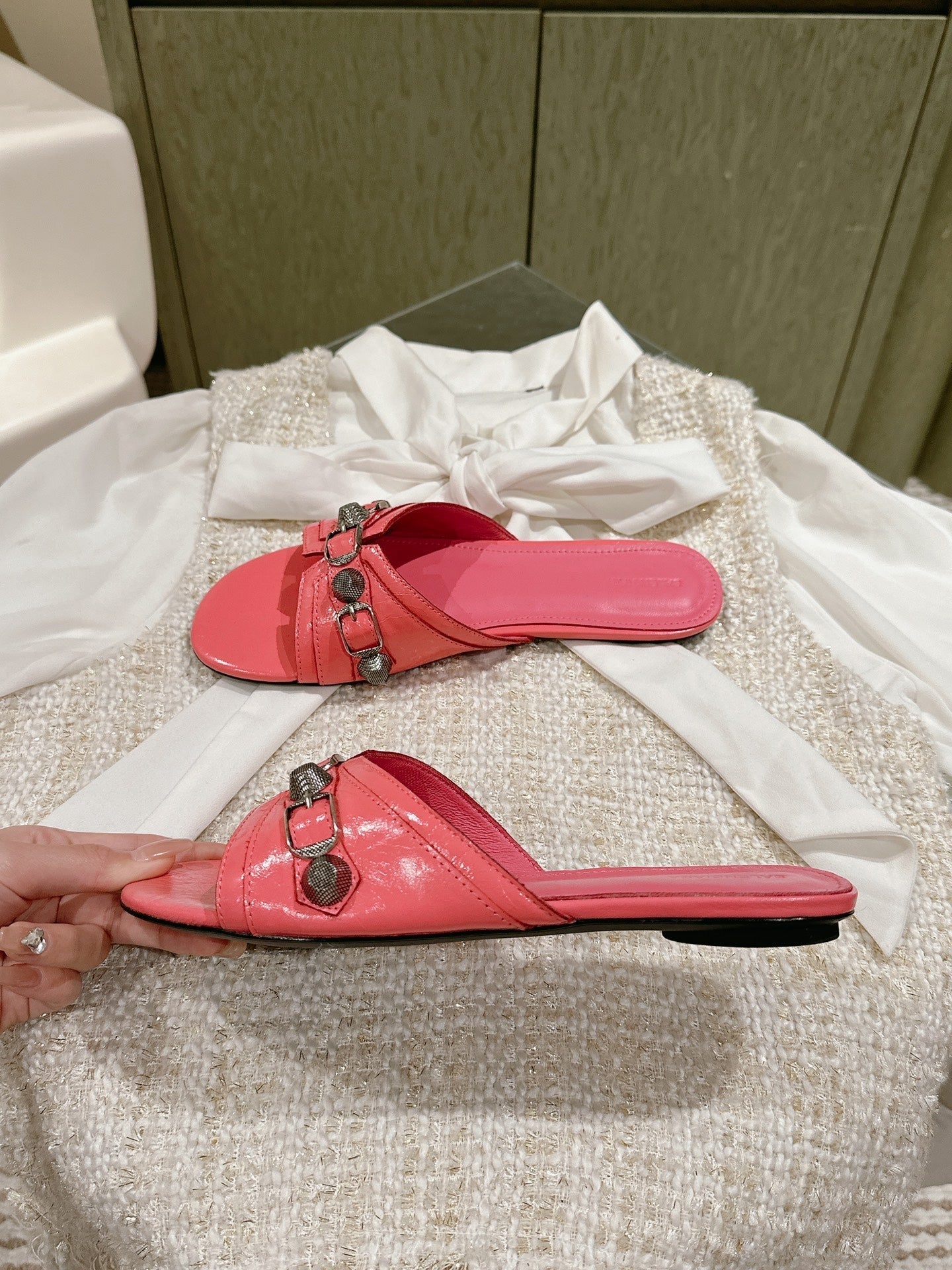 Balanciaga CAGOLE FLAT SANDALS IN ROMAN PINK WAX-OIL SHEEPSKIN