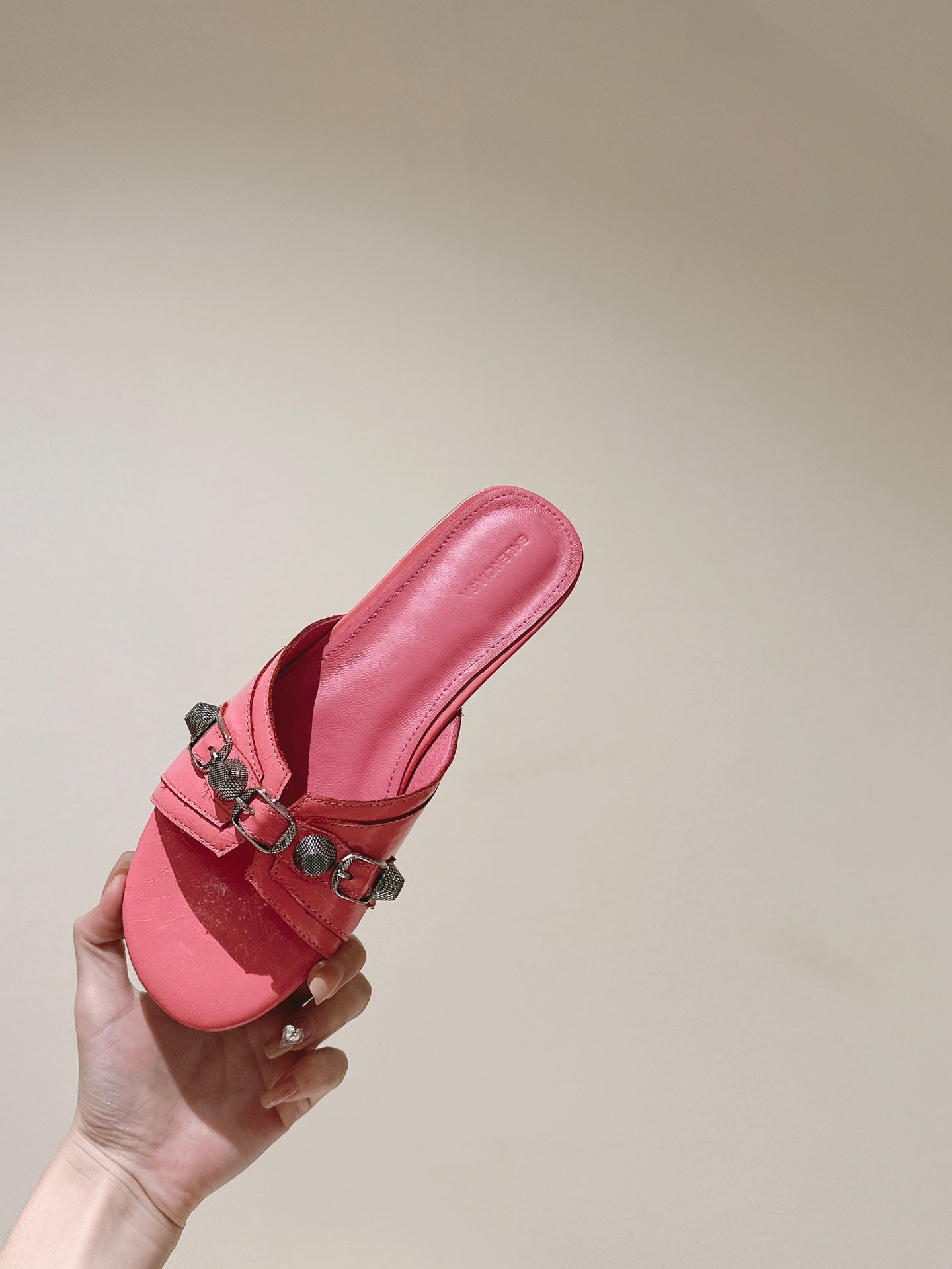 Balanciaga CAGOLE FLAT SANDALS IN ROMAN PINK WAX-OIL SHEEPSKIN