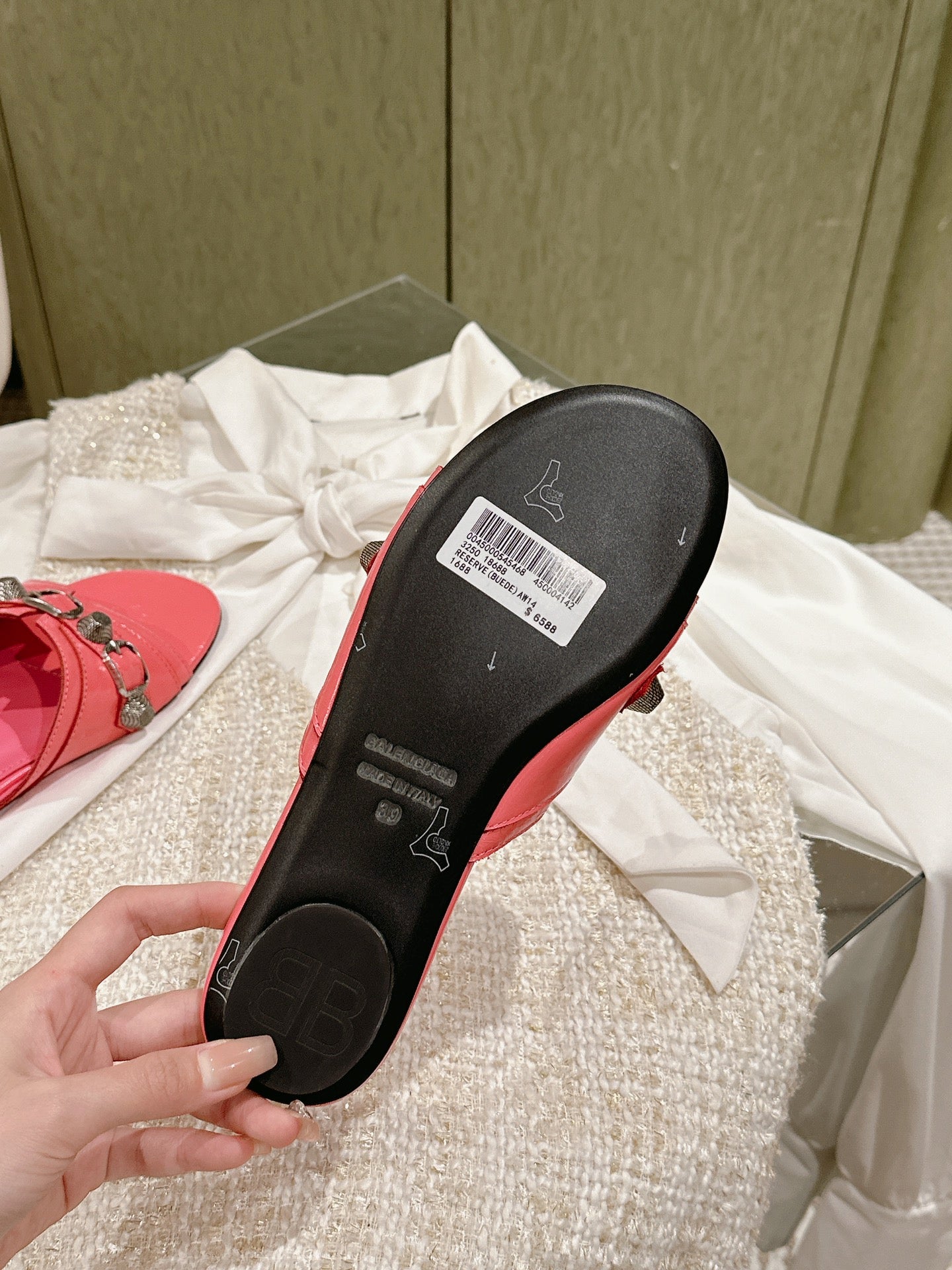 Balanciaga CAGOLE FLAT SANDALS IN ROMAN PINK WAX-OIL SHEEPSKIN
