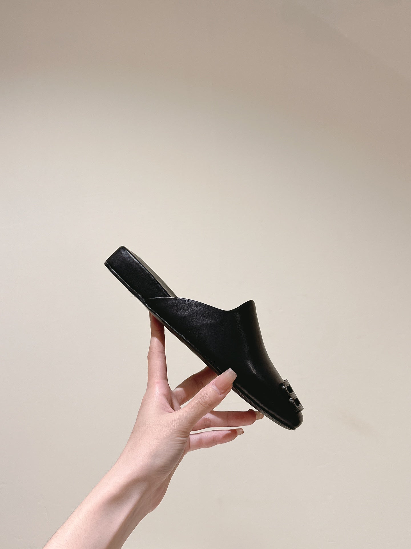 Balanciaga BLACK SHINY LAMBSKIN SQUARE TOE FLAT MULES BLACK BUCKLE