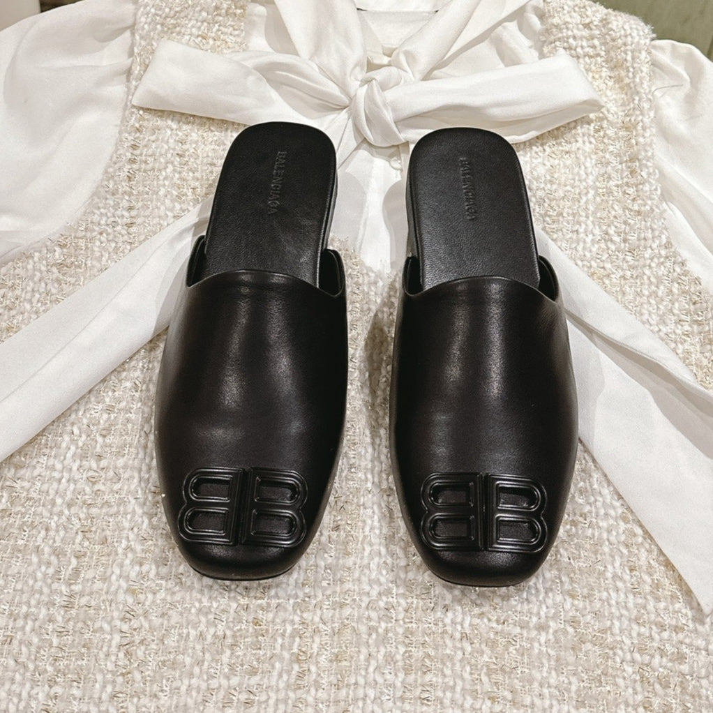 Balanciaga BLACK SHINY LAMBSKIN SQUARE TOE FLAT MULES BLACK BUCKLE