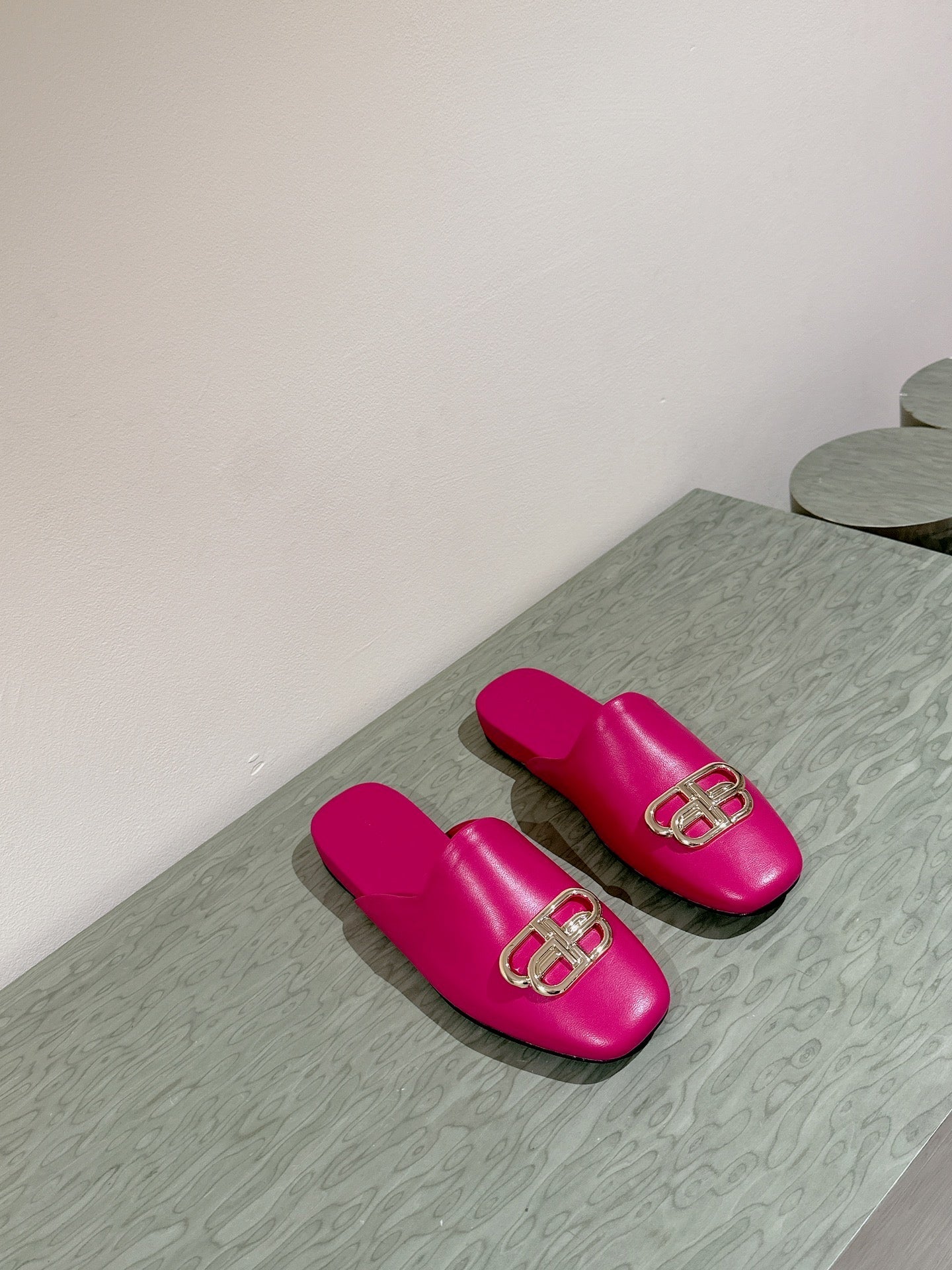 Balanciaga FLAT MULES IN DEEP PINK SMOOTH CALFSKIN GOLD BUCKLE