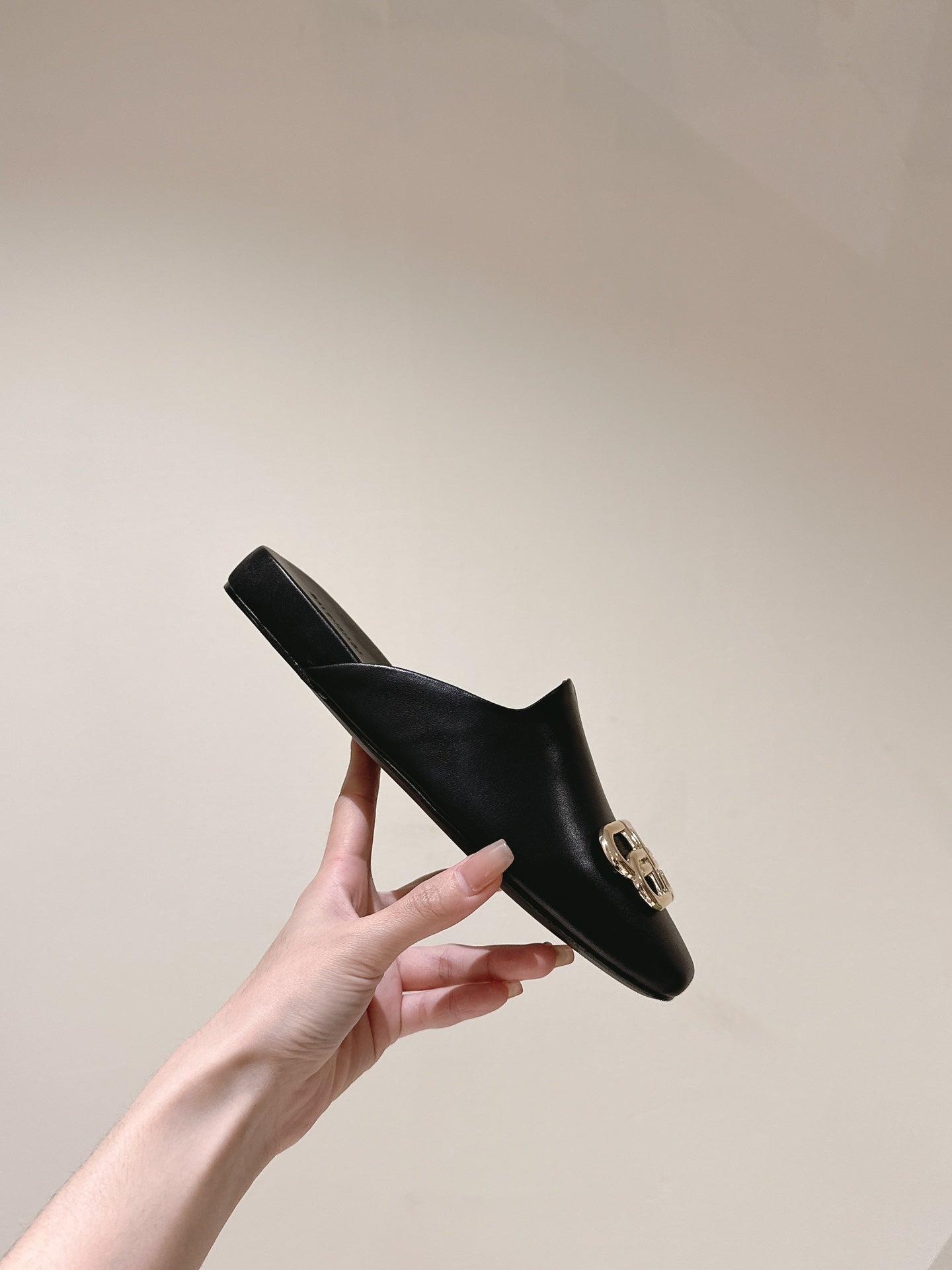 Balanciaga FLAT MULES IN BLACK SMOOTH CALFSKIN GOLD BUCKLE