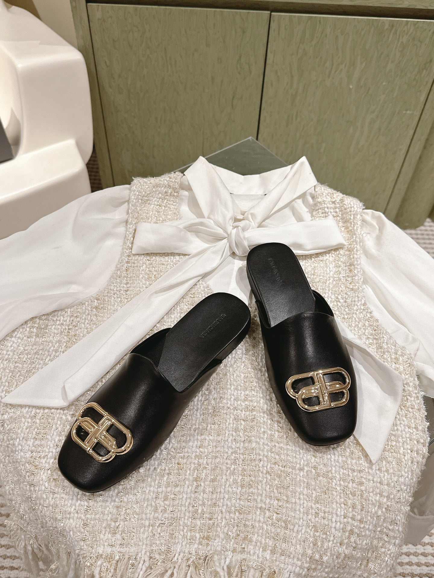 Balanciaga FLAT MULES IN BLACK SMOOTH CALFSKIN GOLD BUCKLE