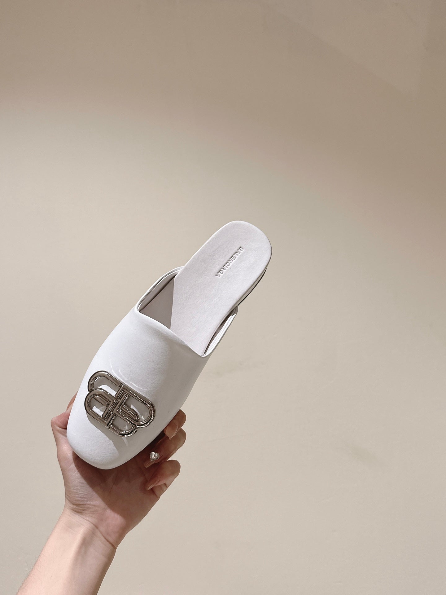 Balanciaga FLAT MULES IN WHITE SMOOTH CALFSKIN SILVER BUCKLE