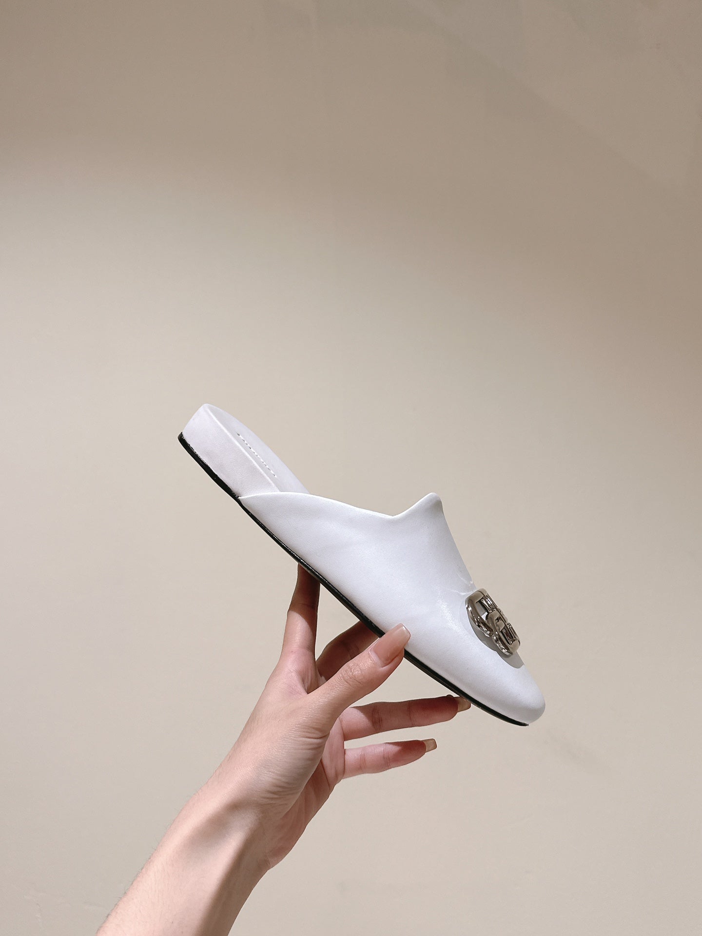 Balanciaga FLAT MULES IN WHITE SMOOTH CALFSKIN SILVER BUCKLE