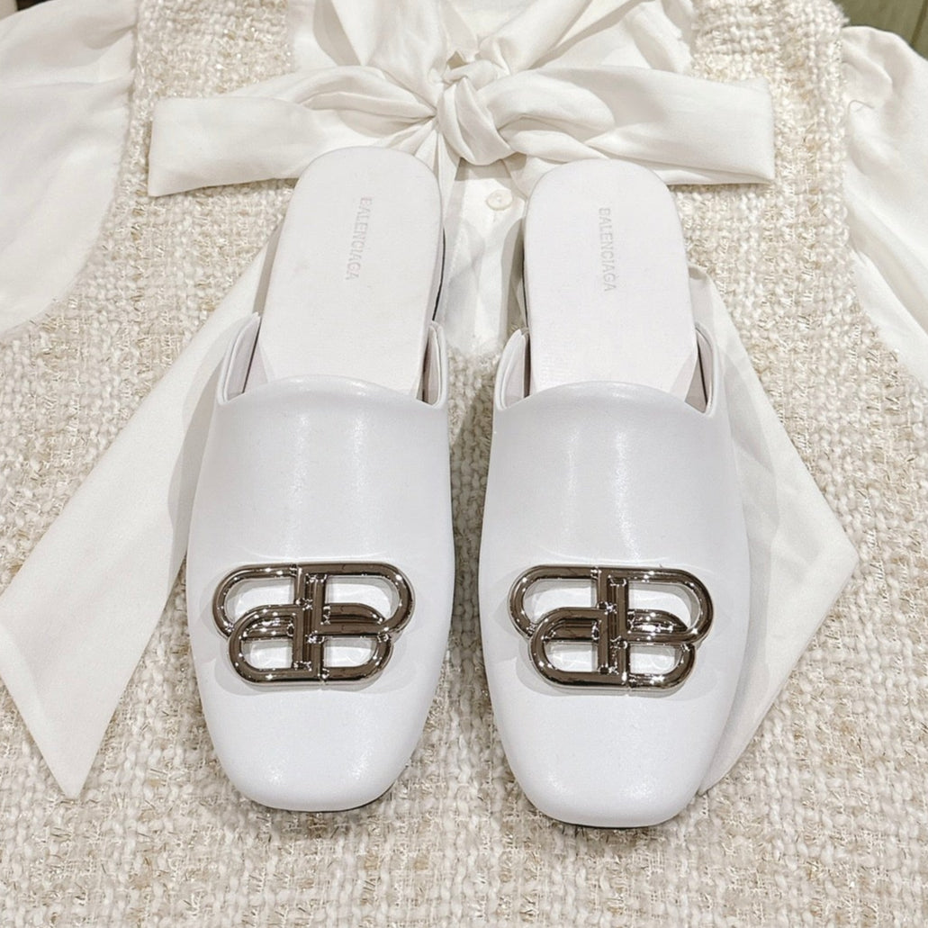 Balanciaga FLAT MULES IN WHITE SMOOTH CALFSKIN SILVER BUCKLE