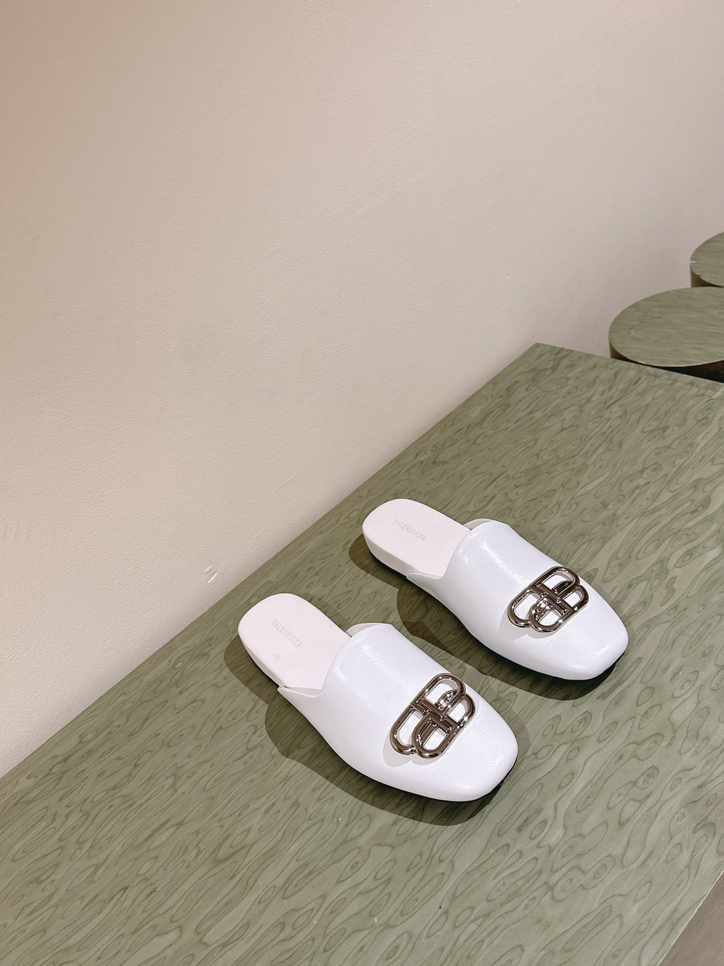 Balanciaga FLAT MULES IN WHITE SMOOTH CALFSKIN SILVER BUCKLE