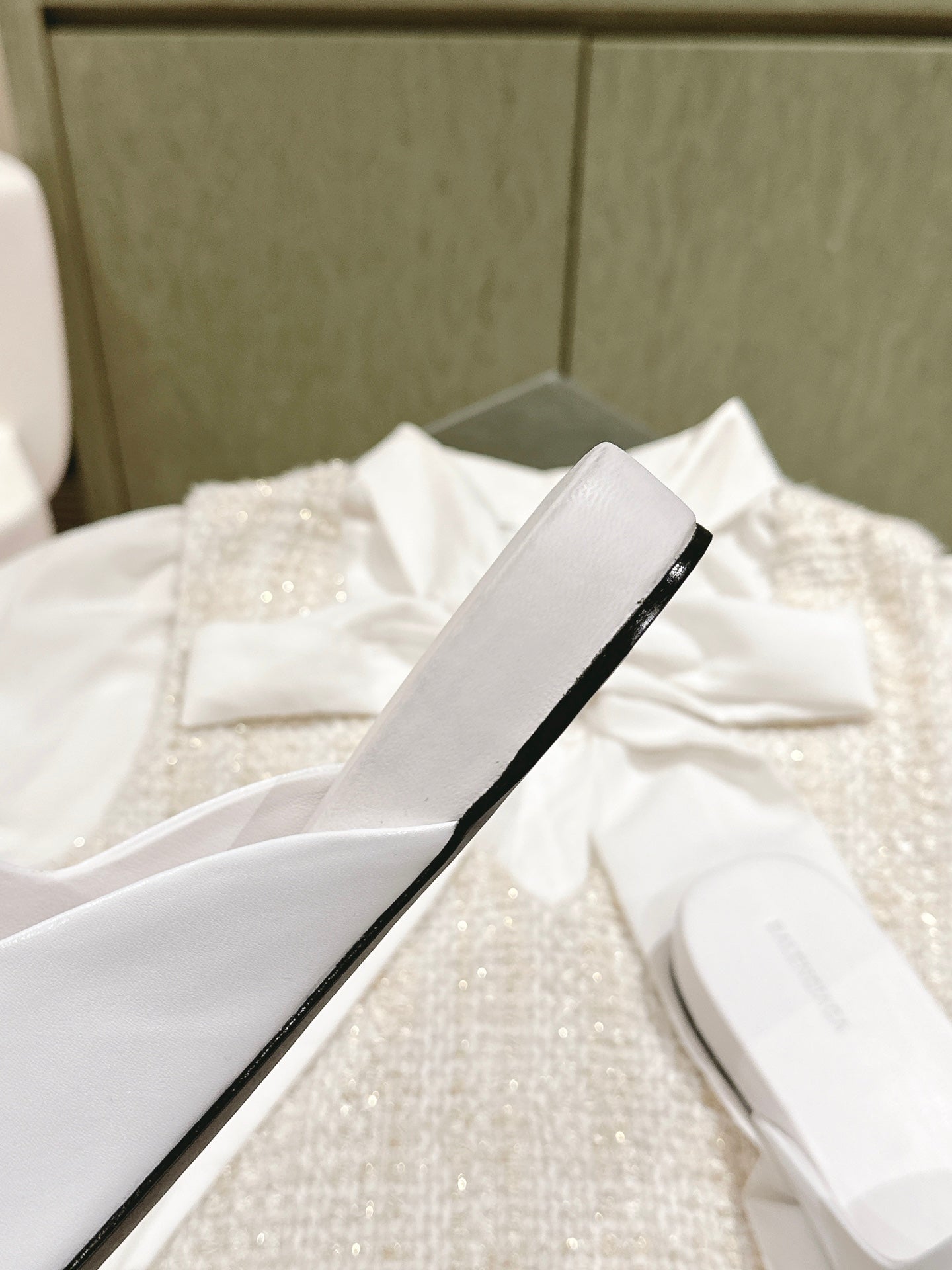 Balanciaga FLAT MULES IN WHITE SMOOTH CALFSKIN SILVER BUCKLE