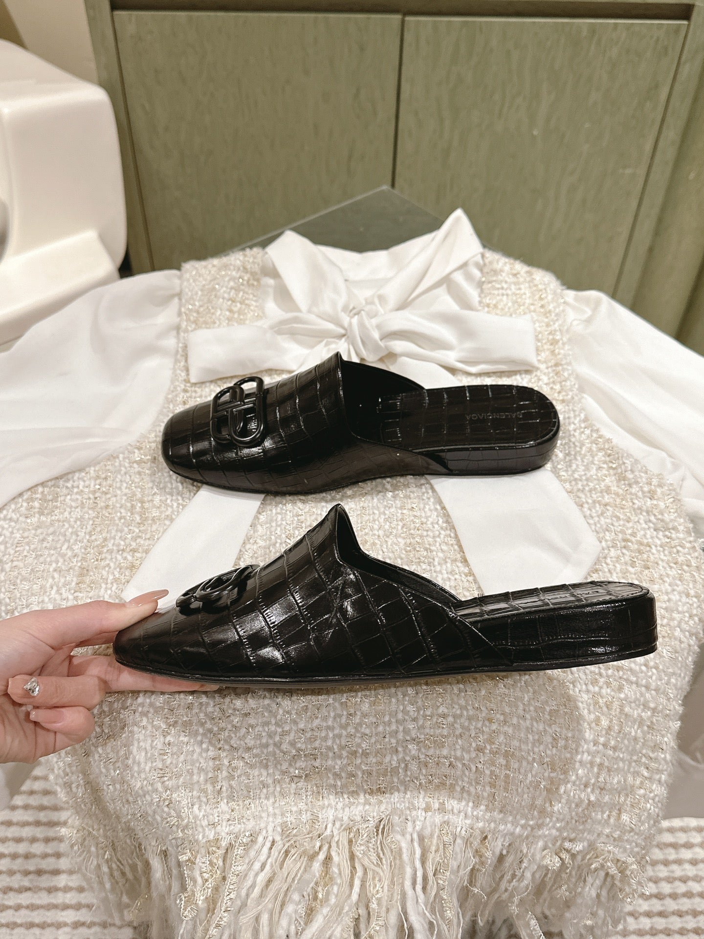 Balanciaga FLAT MULES IN BLACK CROCODILE EMBOSSED GLOSSY CALFSKIN