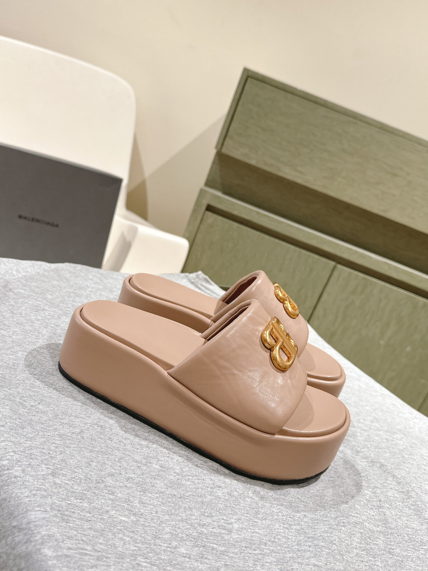Balanciaga RISE SANDALS IN BEIGE SHINY LAMBSKIN GOLD BUCKLE