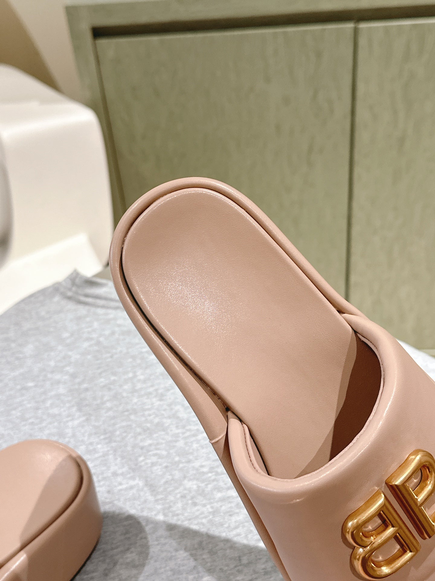 Balanciaga RISE SANDALS IN BEIGE SHINY LAMBSKIN GOLD BUCKLE