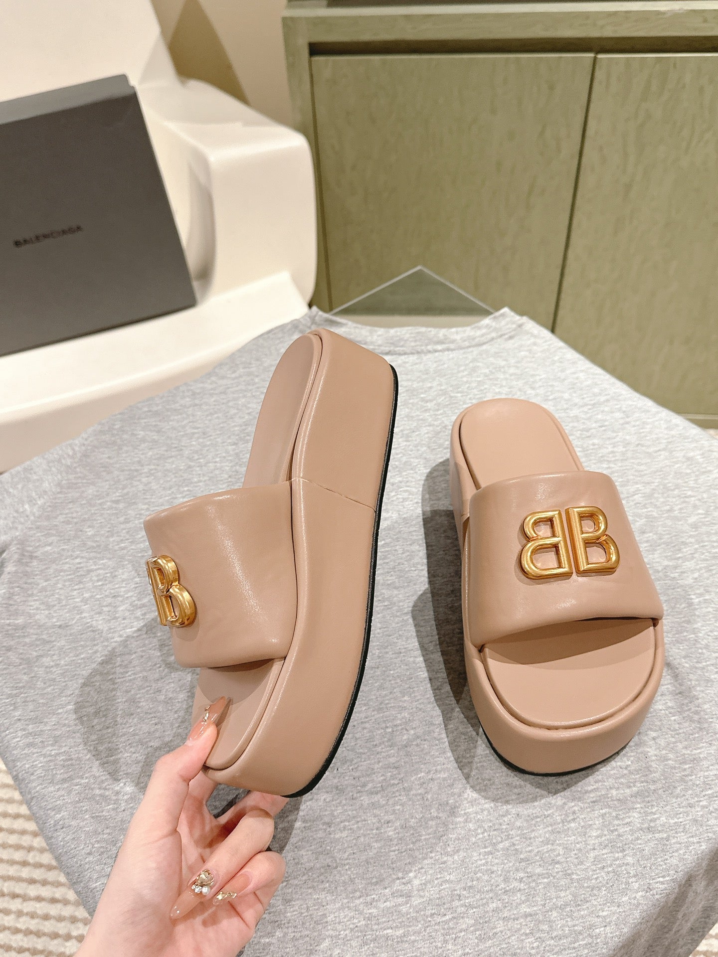 Balanciaga RISE SANDALS IN BEIGE SHINY LAMBSKIN GOLD BUCKLE