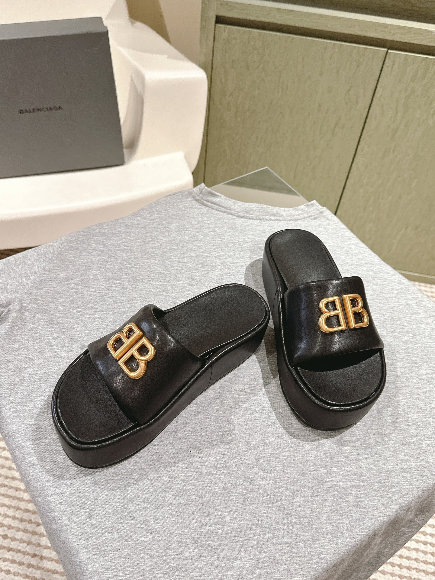 Balanciaga RISE SANDALS IN BLACK SHINY LAMBSKIN GOLD BUCKLE