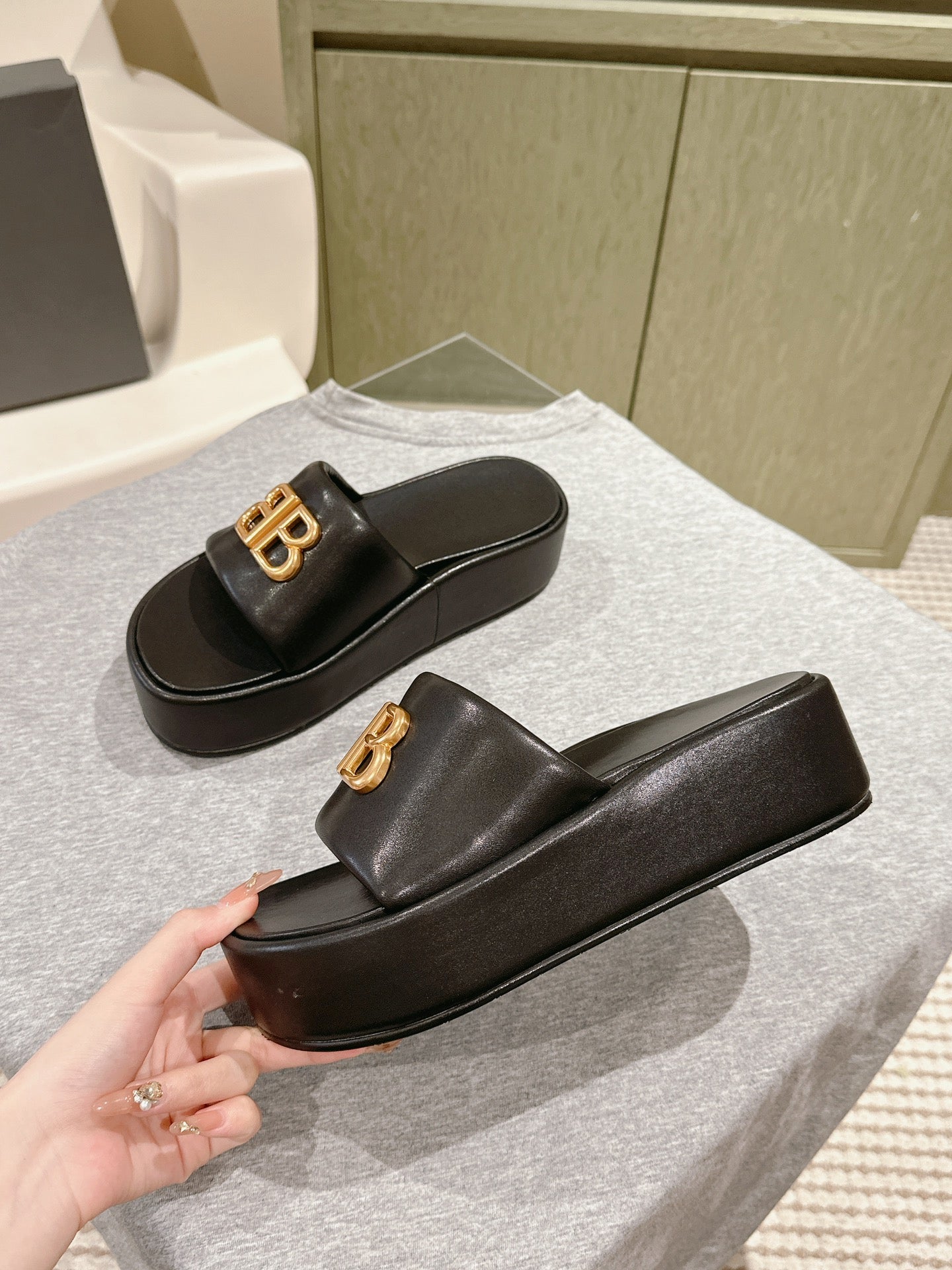 Balanciaga RISE SANDALS IN BLACK SHINY LAMBSKIN GOLD BUCKLE